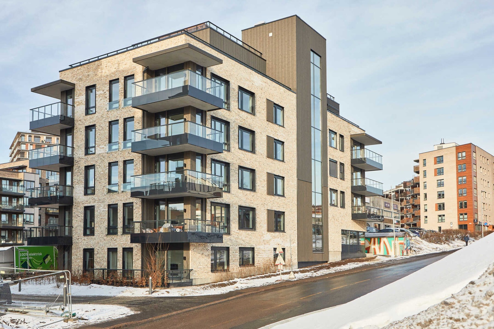 Det bare noen få minutters gange ned til Ensjø Torg som er sentrumskjernen av Ensjø. Her finner du butikker, restauranter, kafeer og T-banen som tar deg ned til Oslo sentrum på ca. 5 minutter. Galleribilde