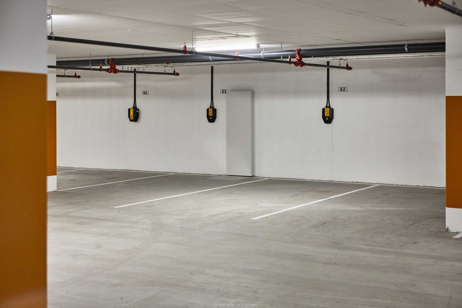 Du tar deg tørrskodd fra garasjeplassen i kjelleren og opp til leiligheten i byggets 4. etasje via felles trapperom med heis. Galleribilde