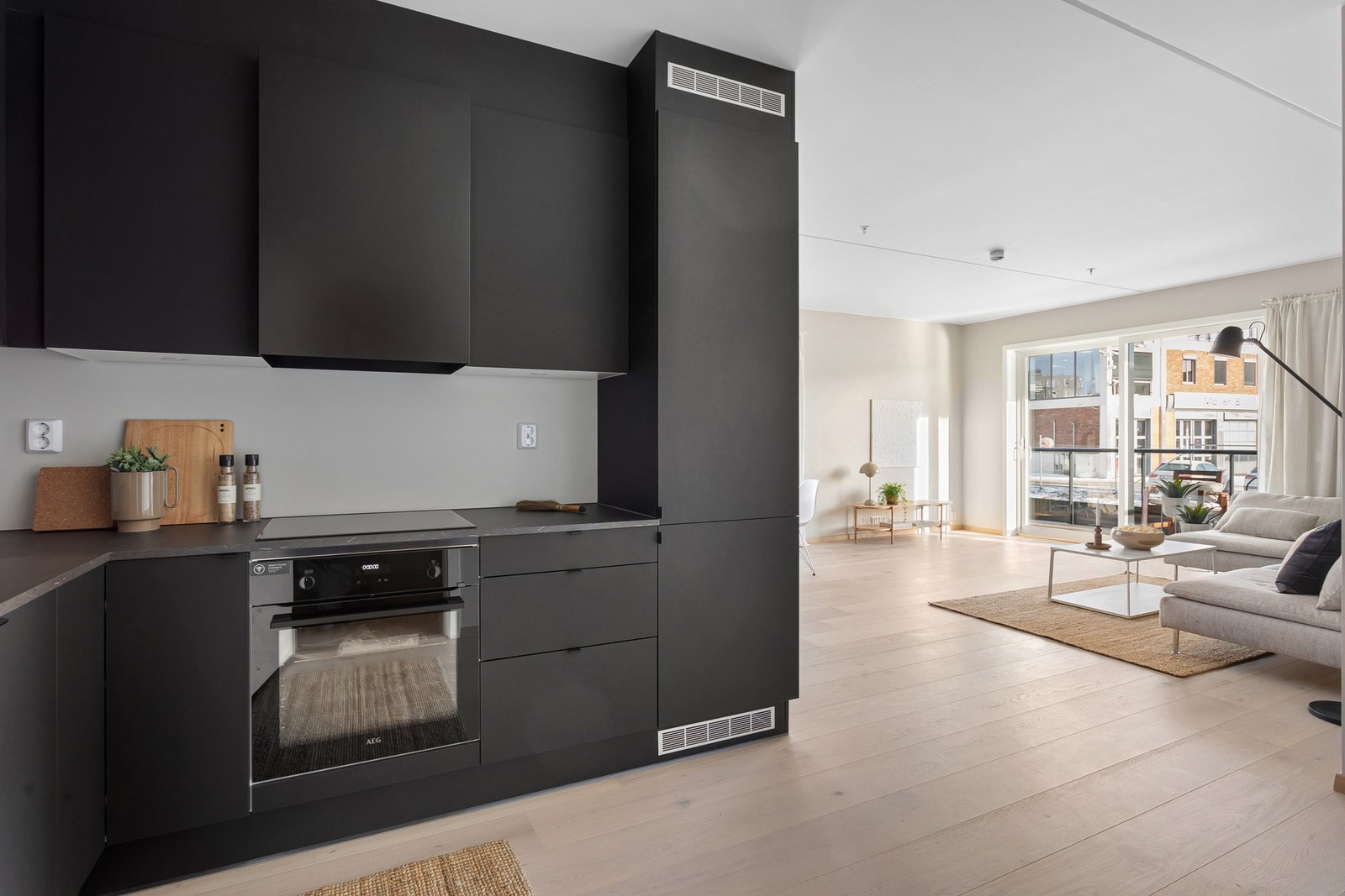 Kjøkkenet er fullt utstyrt med integrerte hvitevarer som medfølger i handelen. Oppgradert hvitvarepakke fra AEG som består av stekeovn med Pyrolyse og steketermometer, induksjonstopp med fleksible soner, oppvaskmaskin med 39dB lydnivå og kombiskap som er Galleribilde