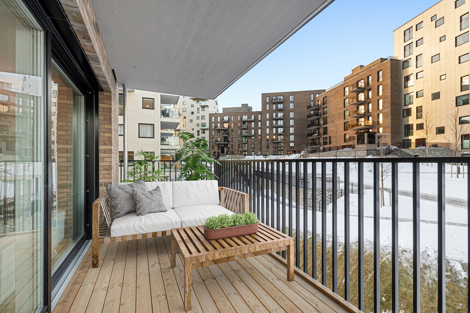 Gulvoverflate av terrassebord og rekkverk av metall. Utebelysning er montert. Bildet er digitalt stylet med møbler. Galleribilde