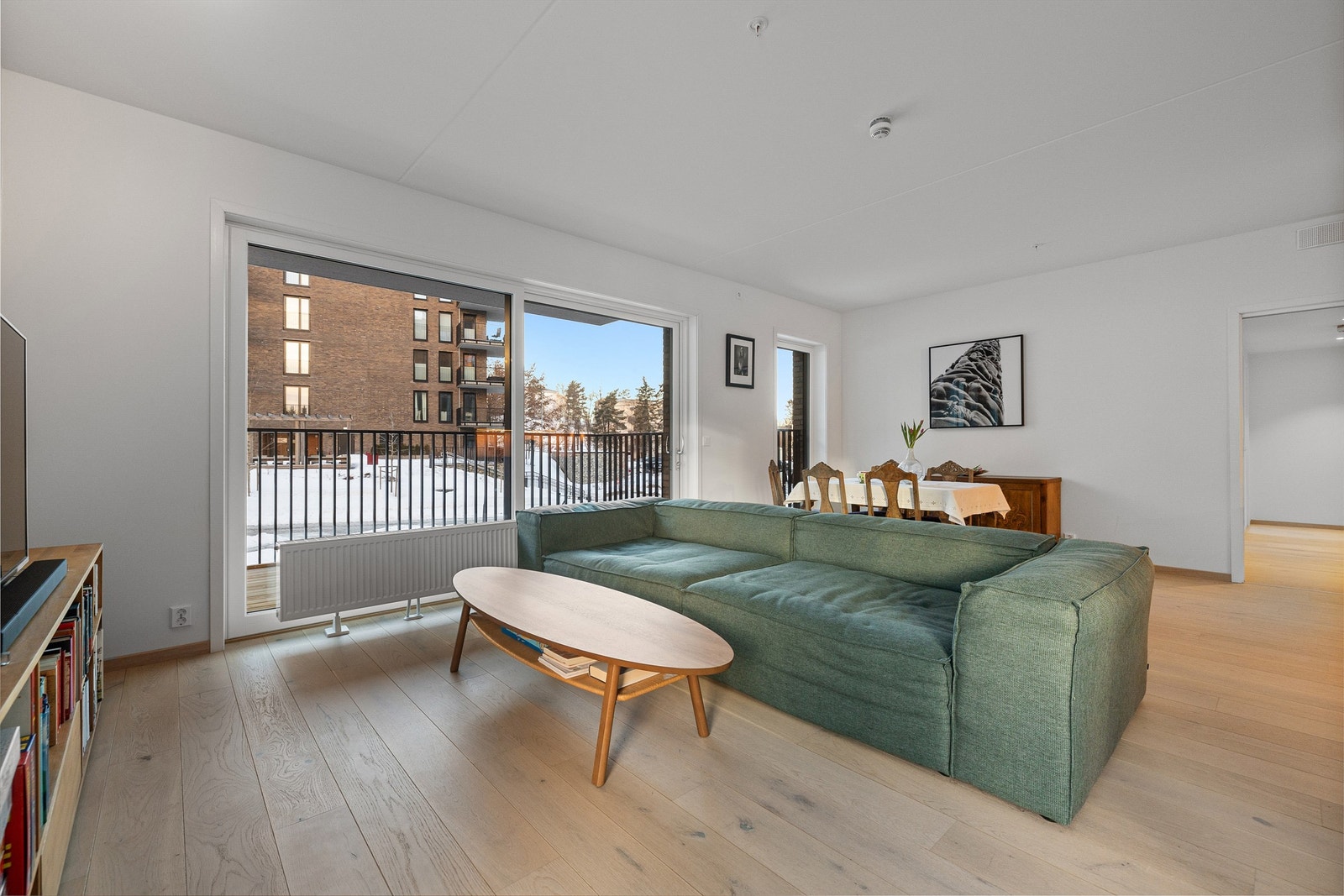 Stuen har også god plass til egen sofagruppe. De store vindusflatene gir et lyst og trivelig rom Galleribilde