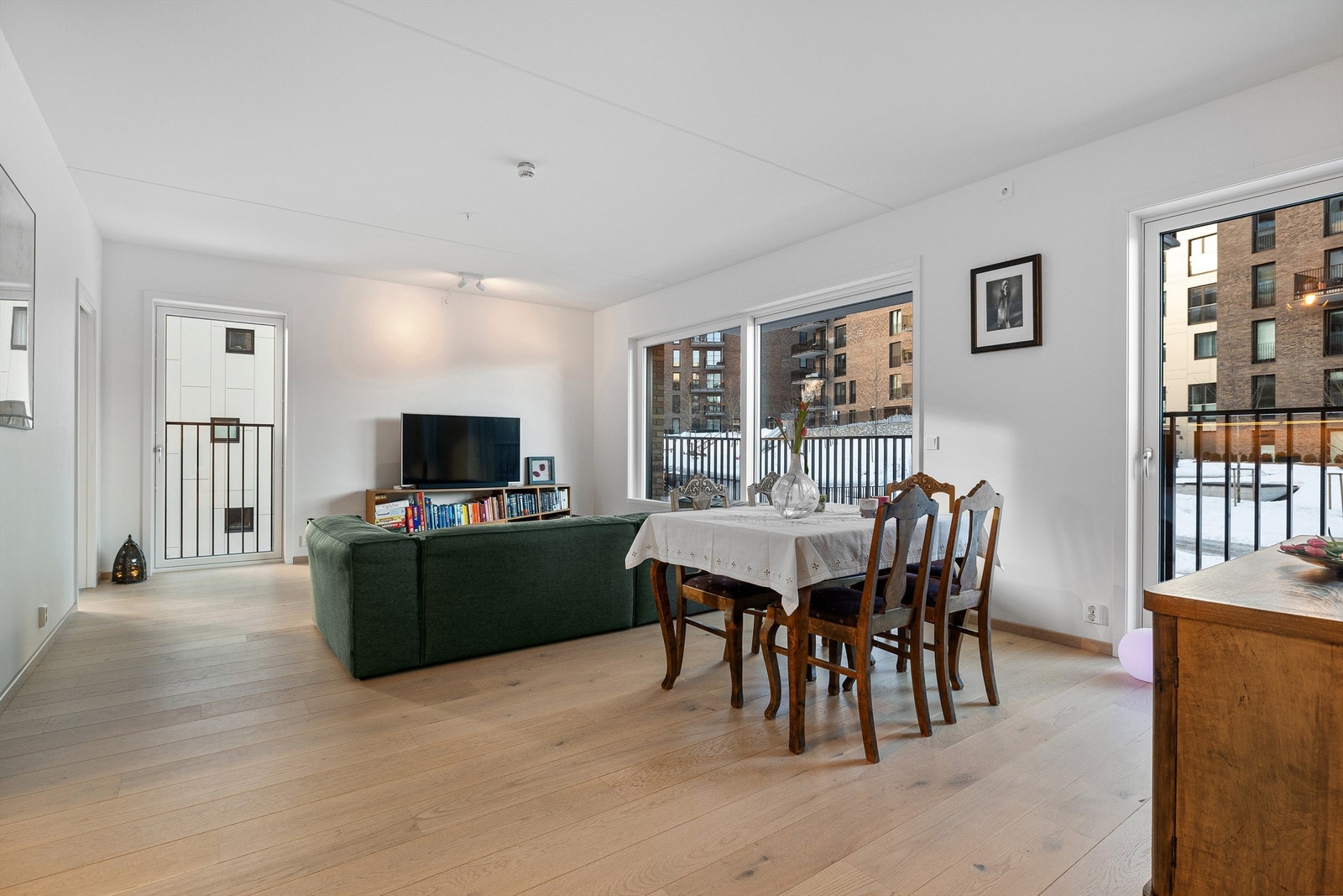 Stor og åpen kjøkken/stueløsning Galleribilde