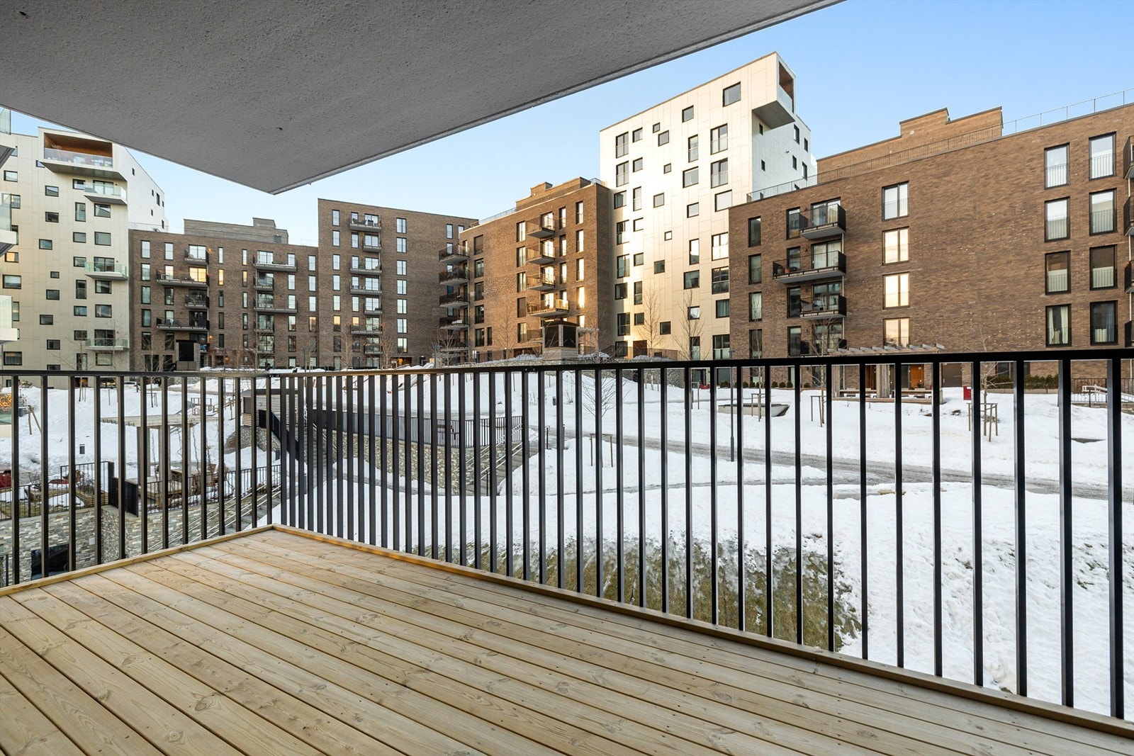 Utgang fra stue til vestvendt balkong på 10 m² Galleribilde