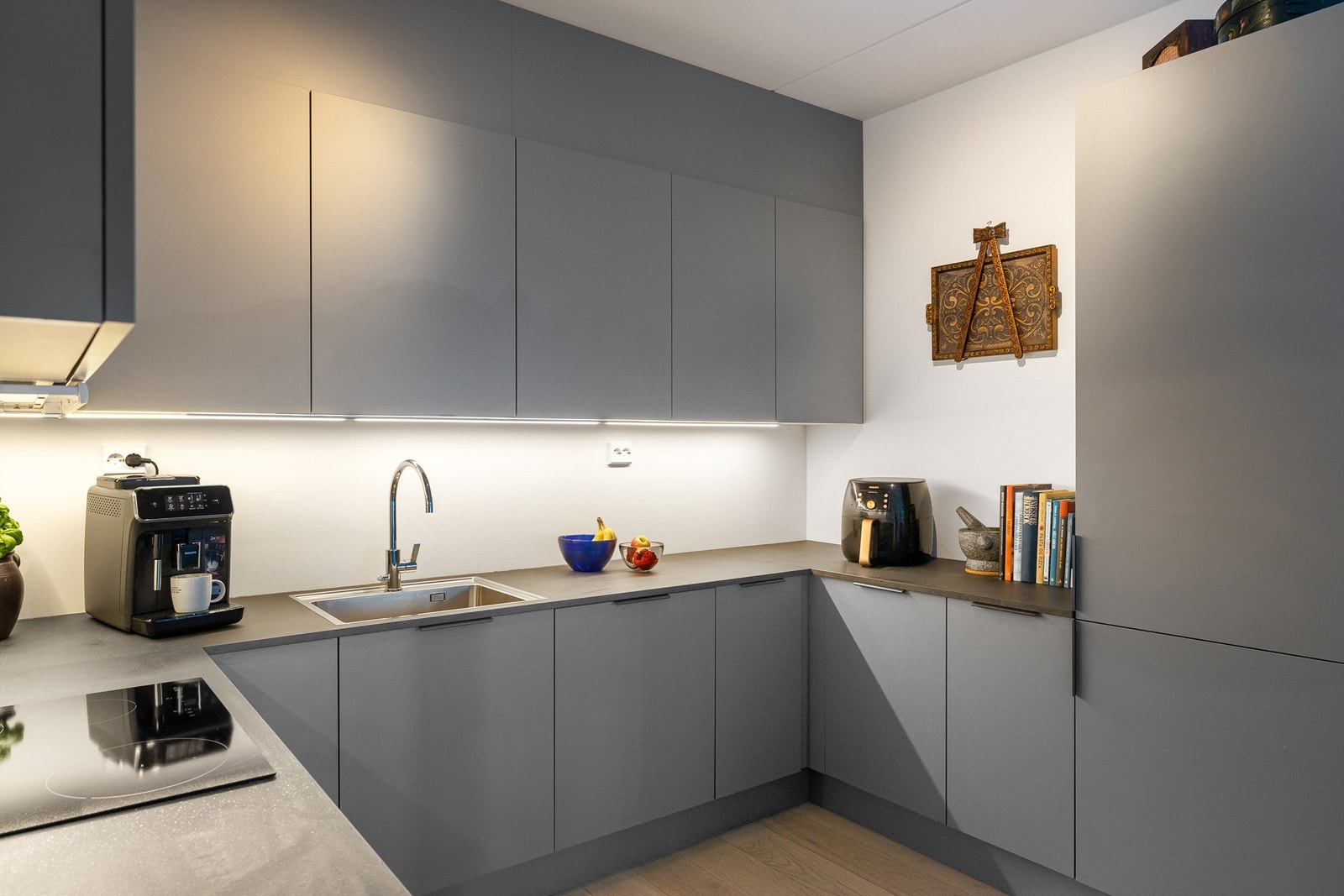 Kjøkkenet har integrerte hvitevarer.
Kjøleskap med frysedel, komfyr, oppvaskmaskin i benk og nedfelt platetopp. Galleribilde