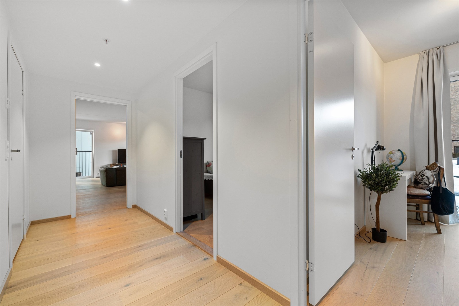 Fra entré/gang er det tilgang til 2 av leilighetens 3 soverom og 2 bad Galleribilde