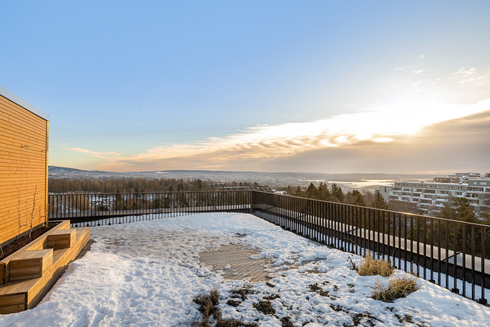 Felles takterrasse. Her kan man virkelig trekke seg tilbake på nydelige sommerdager Galleribilde