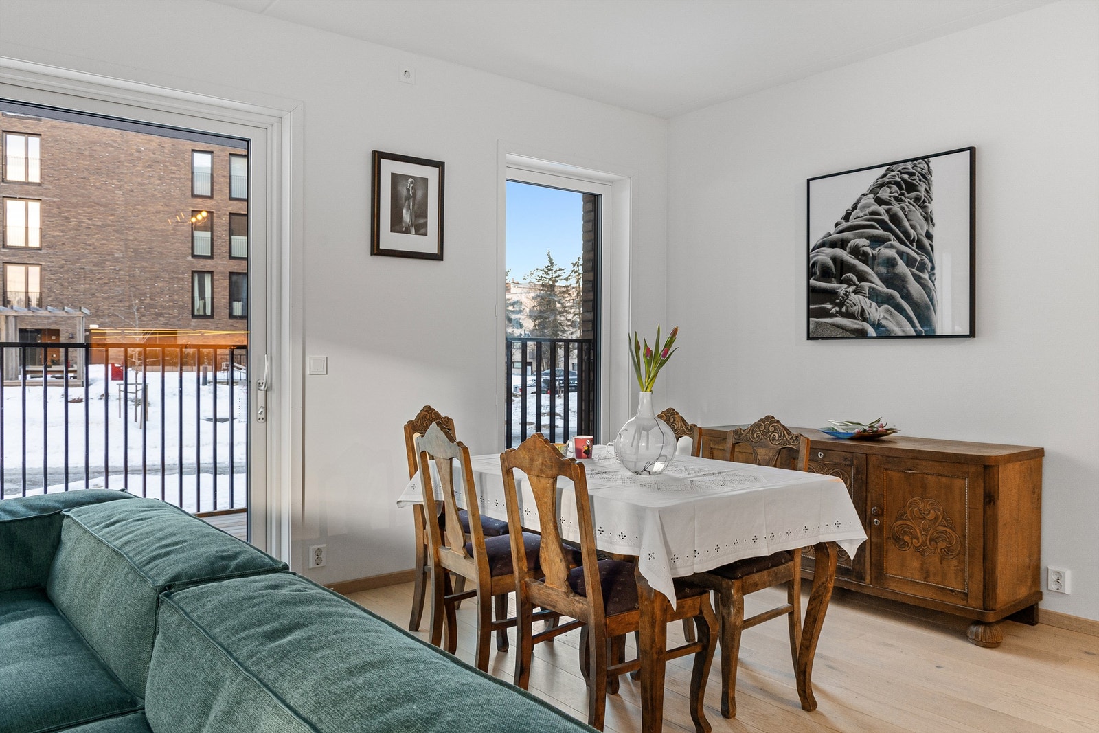 Stuen har god plass til egen spisegruppe Galleribilde