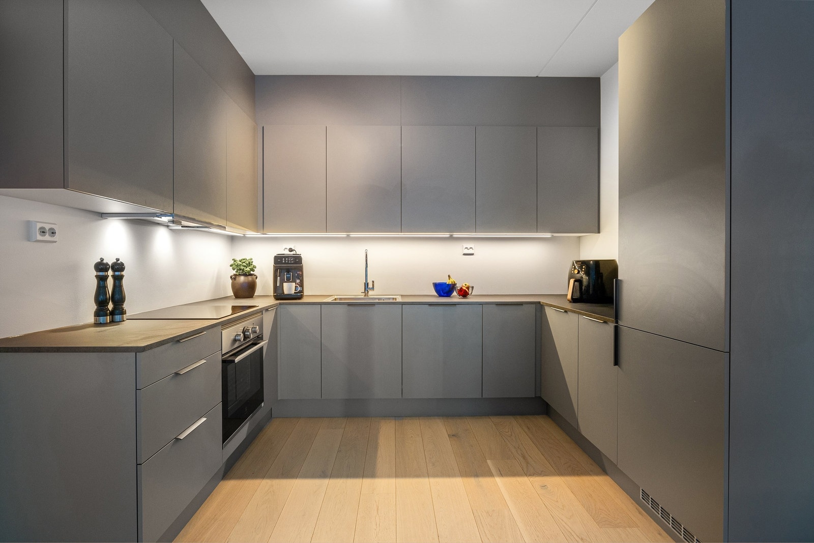 Stort, lekkert og moderne kjøkken med glatte fronter Galleribilde