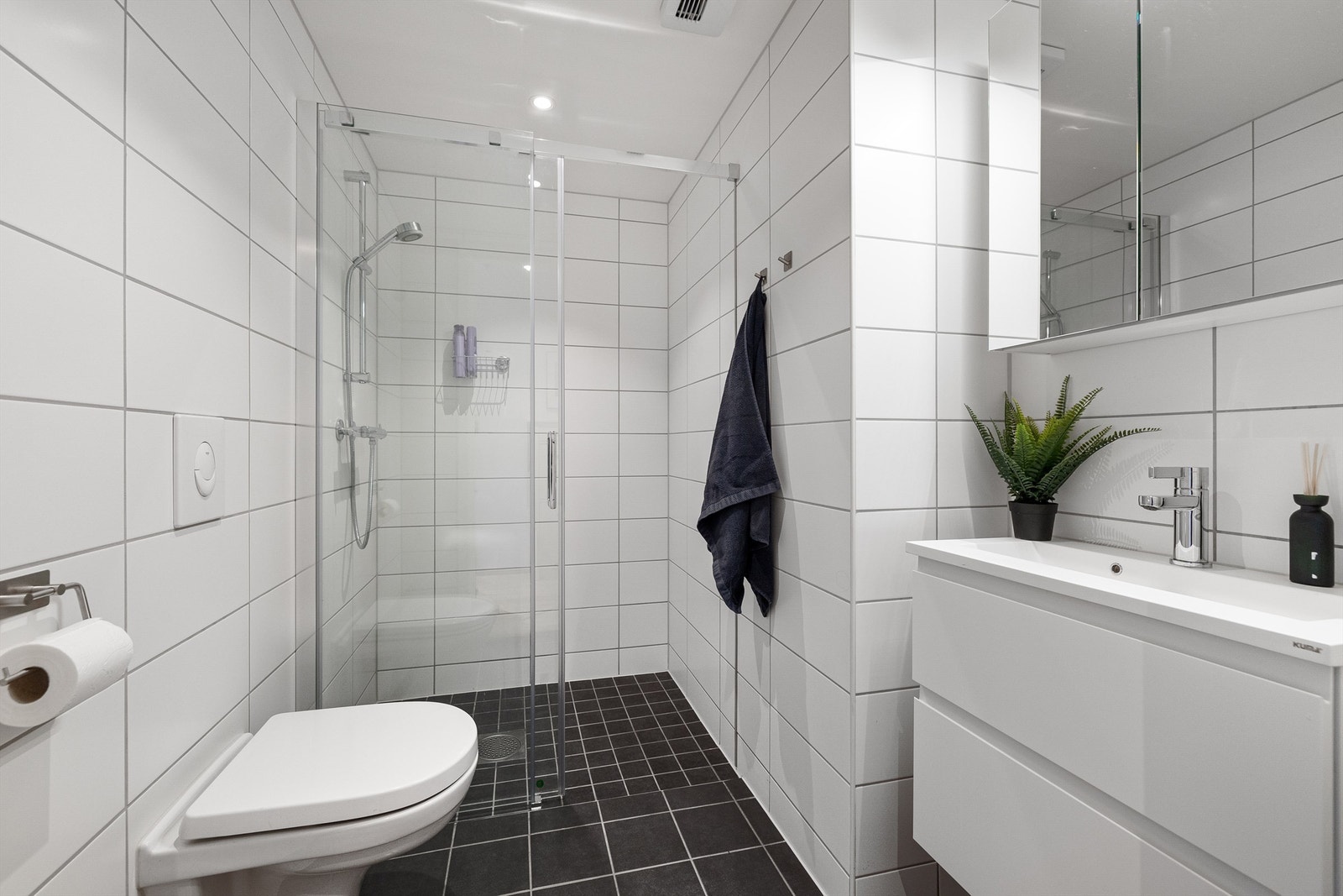 Leiligheten har to fine bad. Flislagt gulv med gulvvarme og flislagte vegger. Nedsenket himling med downlights. Galleribilde