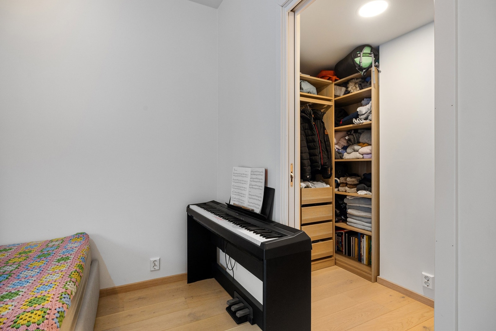 Svært praktisk walk-in closet / bod Galleribilde