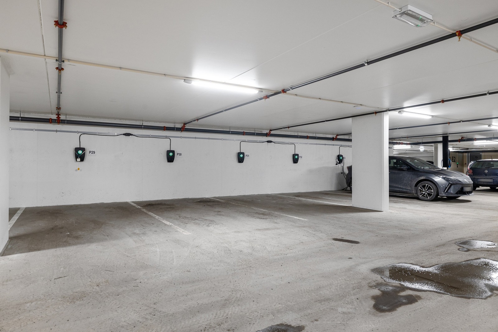 Leiligheten disponerer i tillegg en garasjeplass med el-bilader og en bod i kjeller. Galleribilde