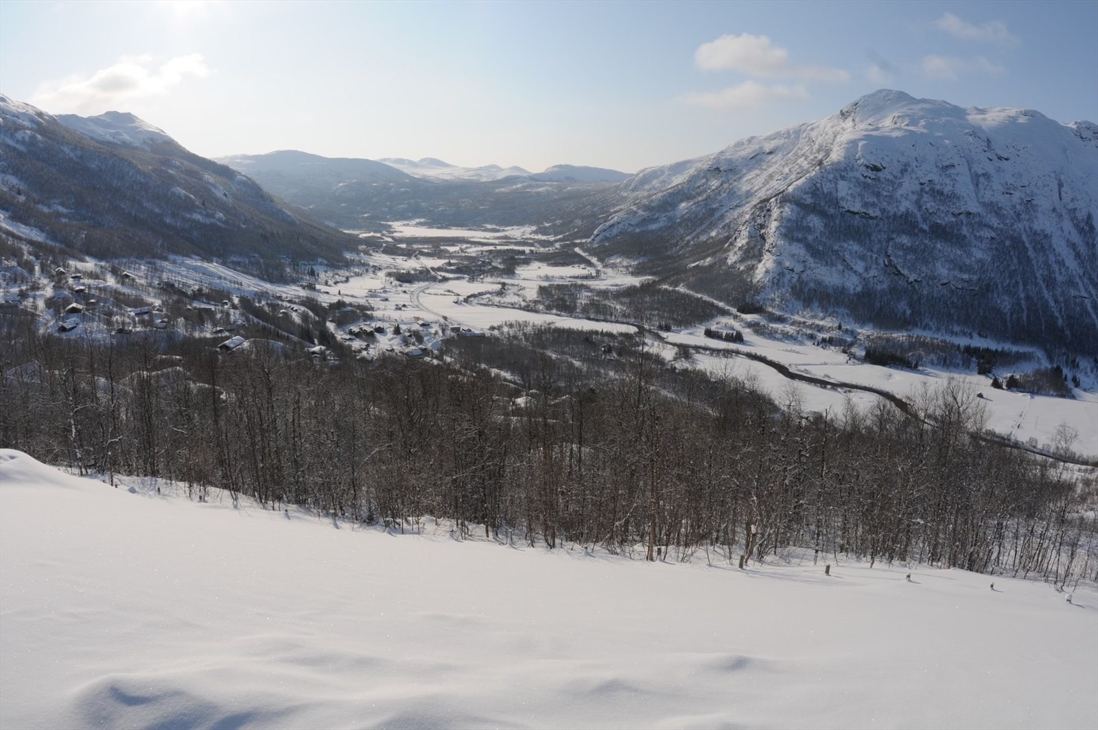 Eiendommen ligger alene på toppen av Grosetlie med fantastisk skue over Grøndalen og Fagerset! Galleribilde