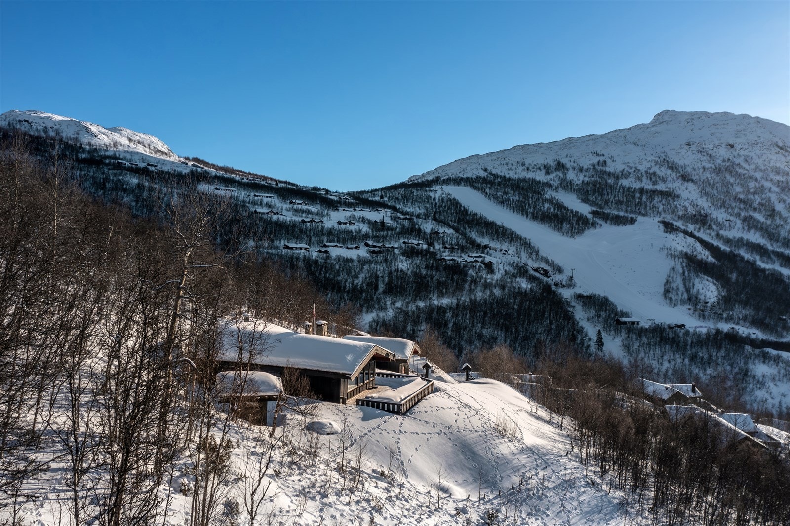 Hytta har stor terrasse og fantastisk utsikt også mot Solheisen. Galleribilde