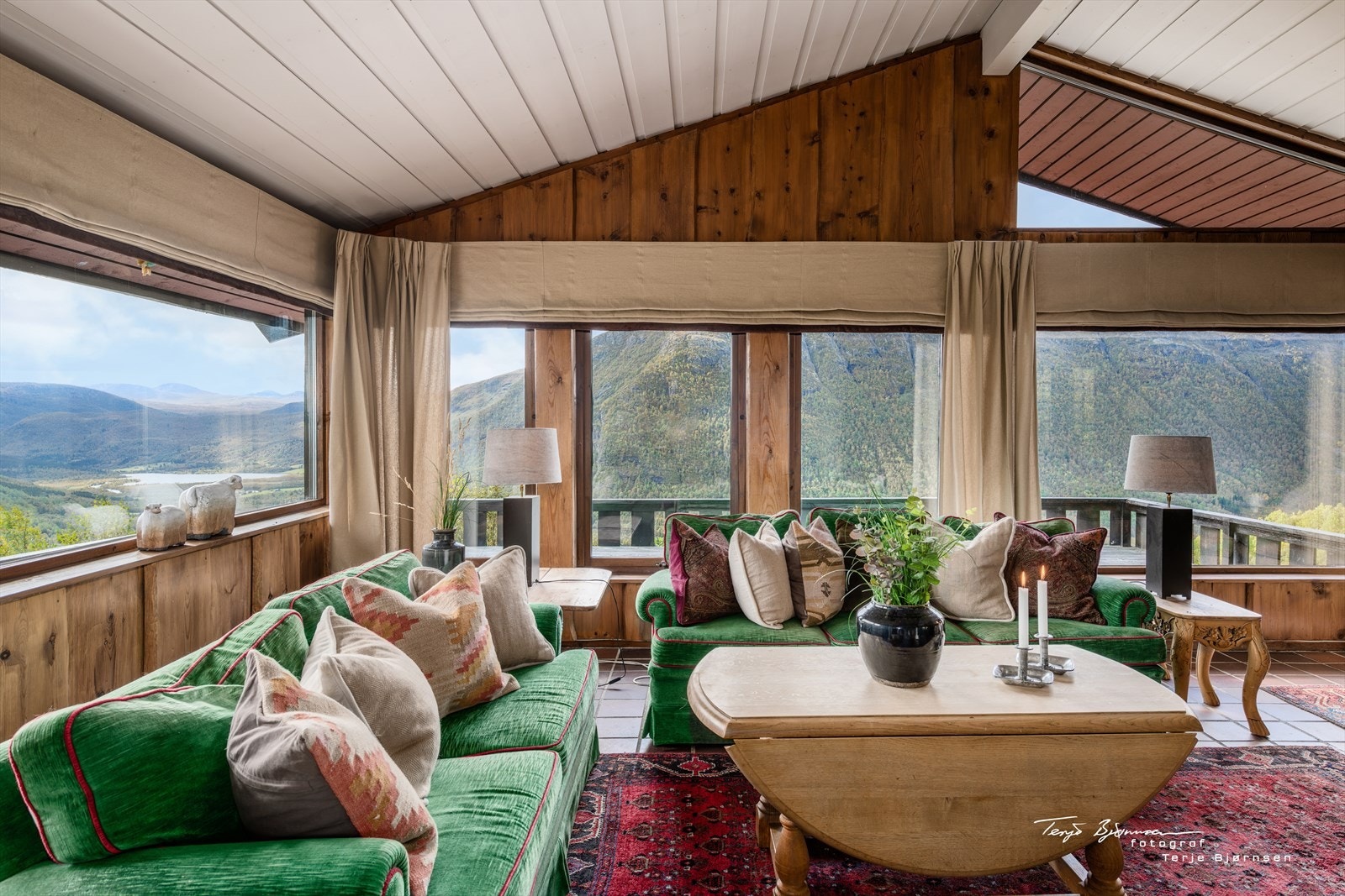 Det er helt fantastisk fjellutsikt fra stuen. Galleribilde