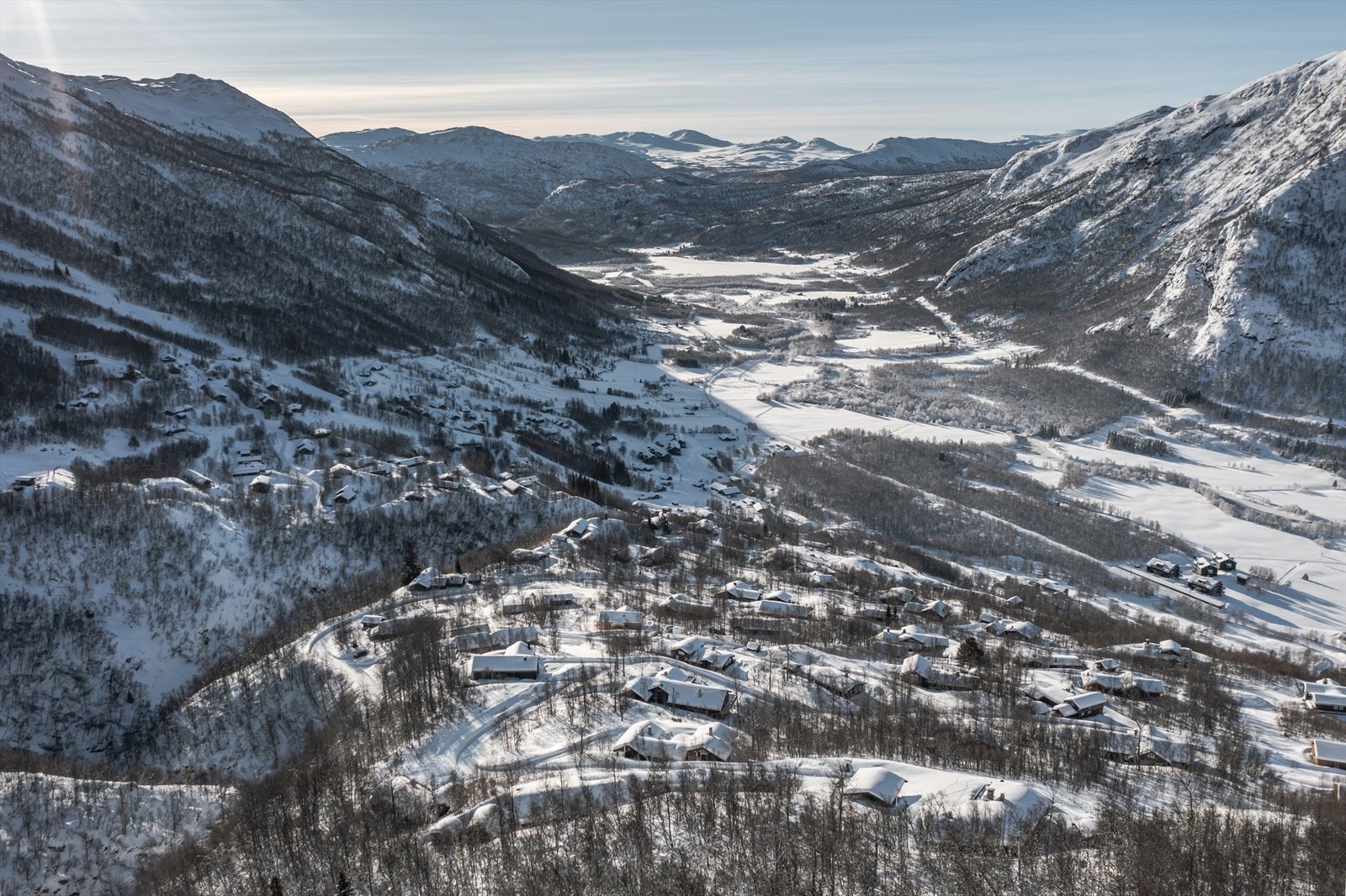 Magisk utsikt over naturskjønne Grøndalen og Hemsedals mektige fjellpanorama! Galleribilde