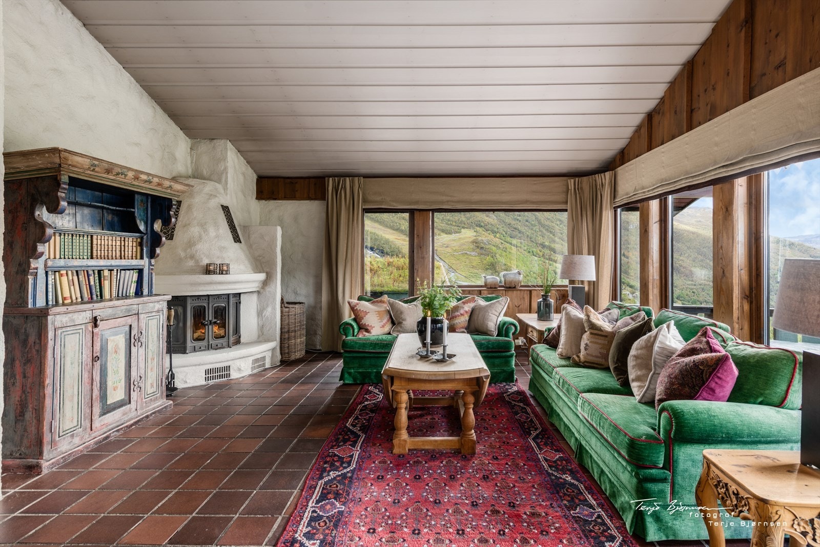 Stue med store vinduslflater og flott peis. Galleribilde