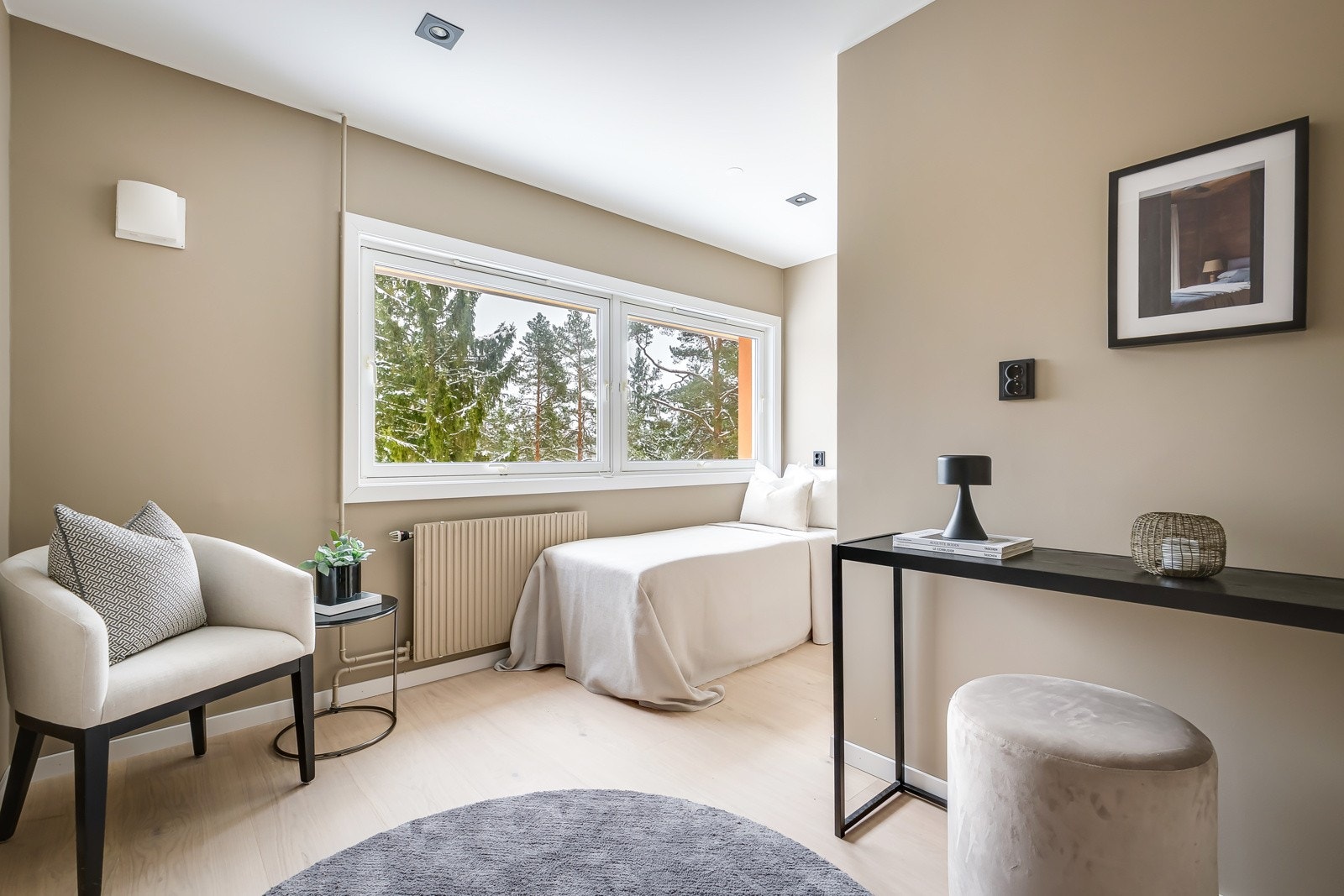 Soverommene er oppusset i 2023/2024 med malte flater i beige toner og en-stavs parkett fra Bjelin på gulv. Galleribilde