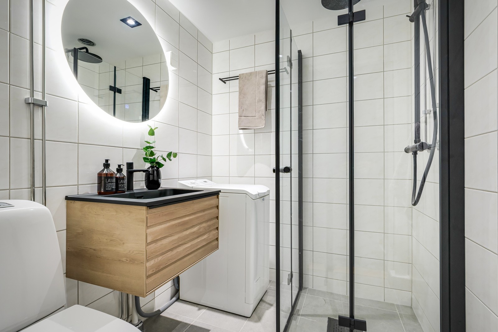 Det er opplegg for vaskemaskin, så her har du alt du trenger på baderommet! Galleribilde