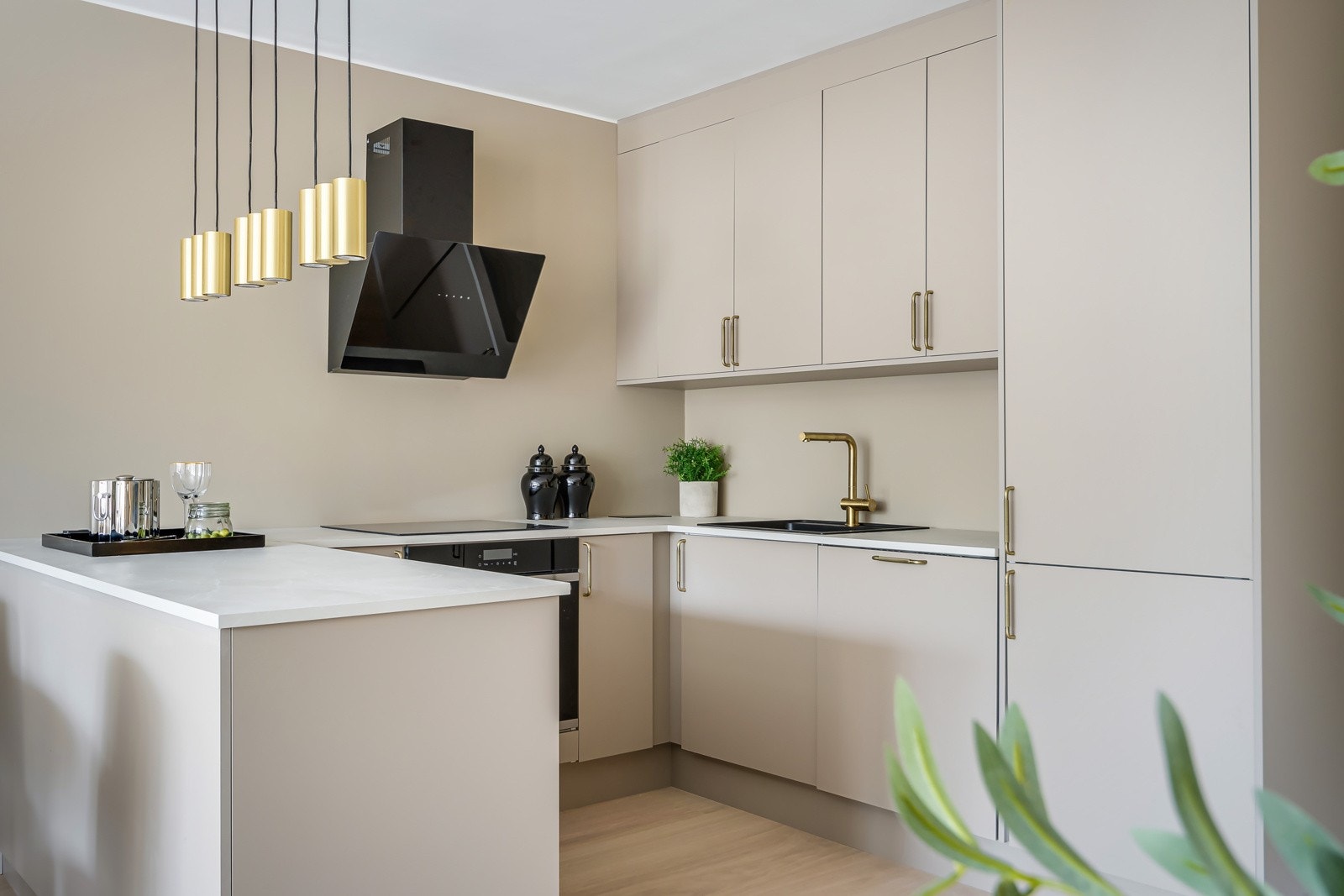 De integrerte hvitevarene er fra Siemens og medfølger handelen. Galleribilde