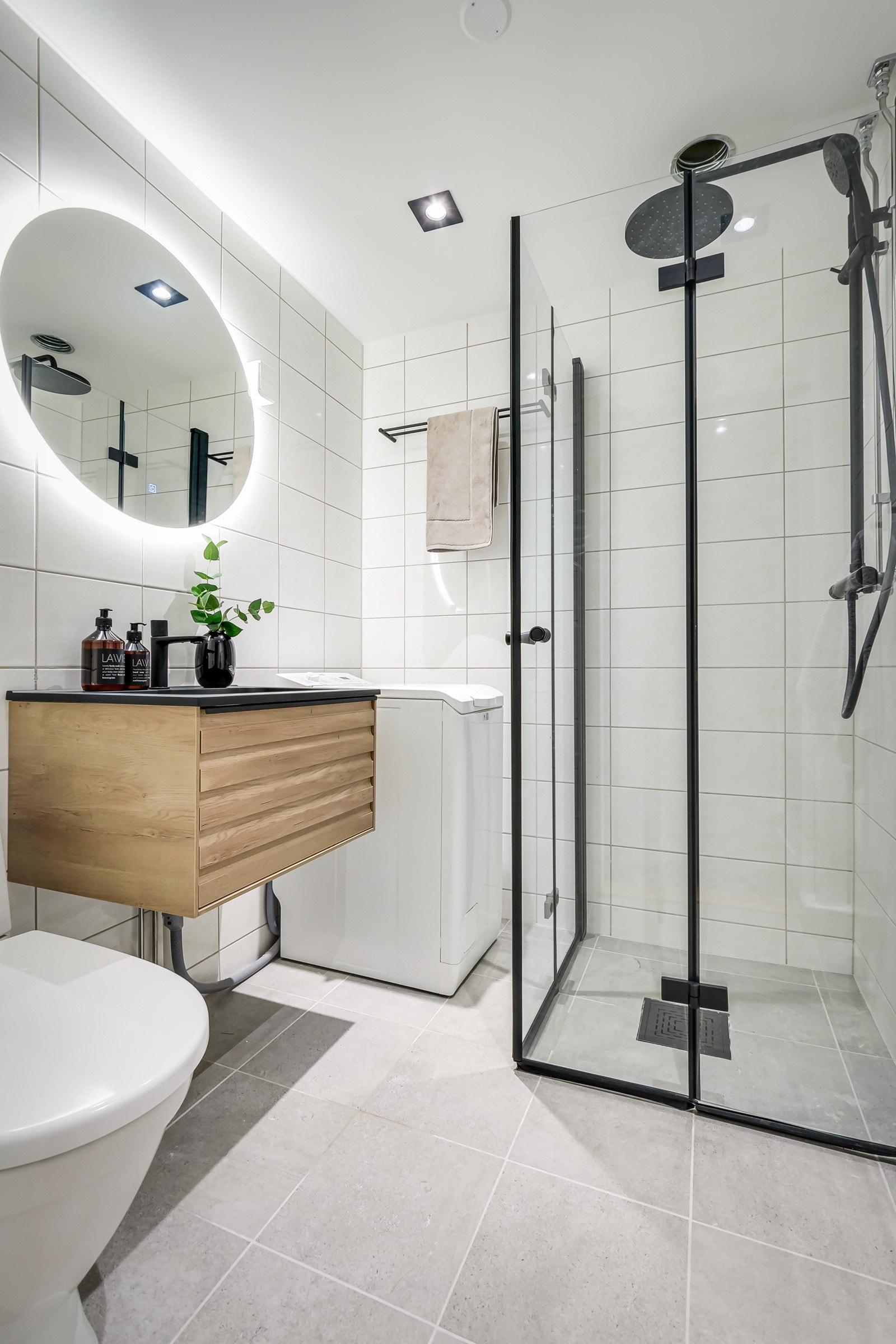 Tidløst og flislagt baderom fra 2013 med behagelig gulvvarme. Galleribilde