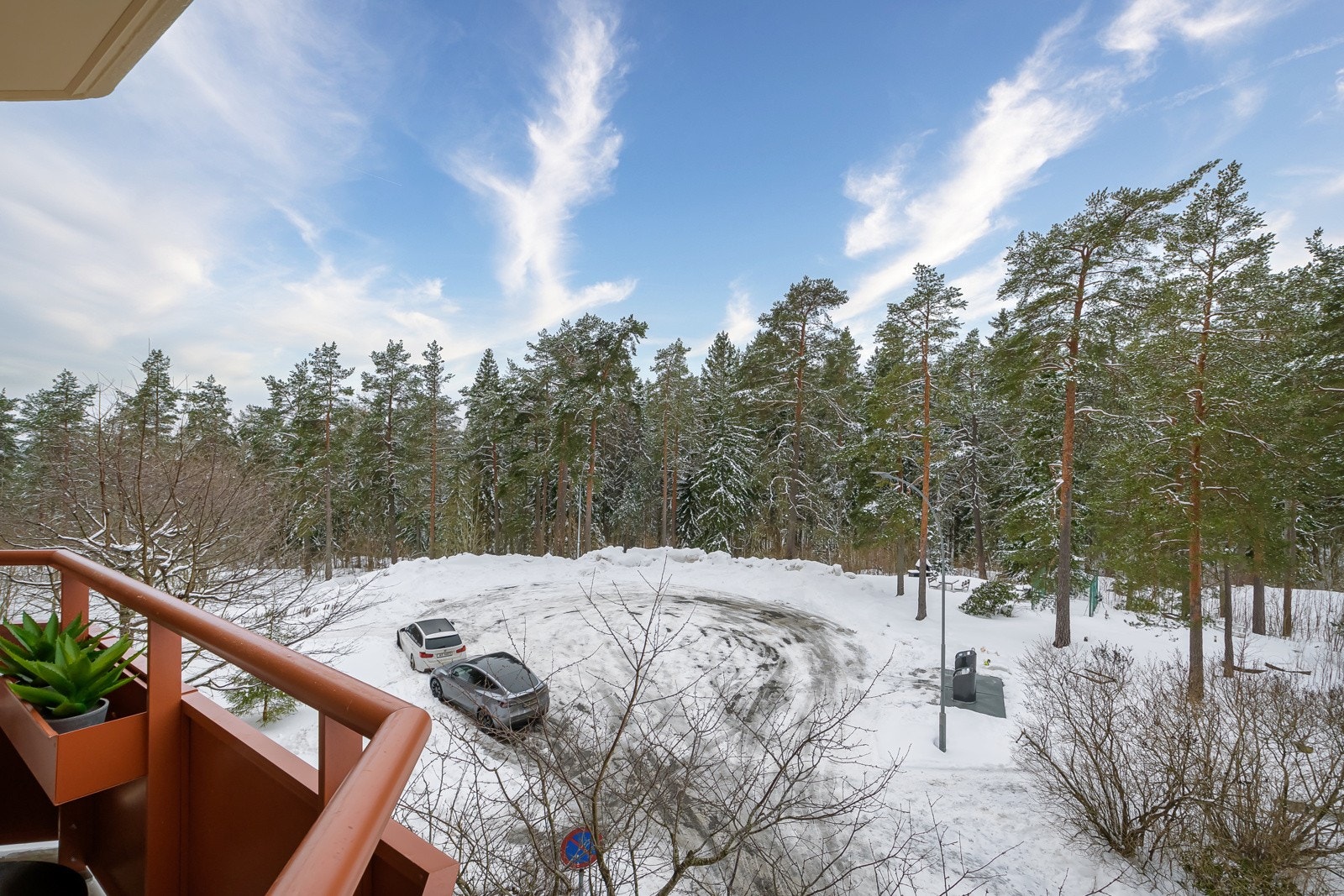 Balkongen vender mot vest og er svært solrik. Galleribilde
