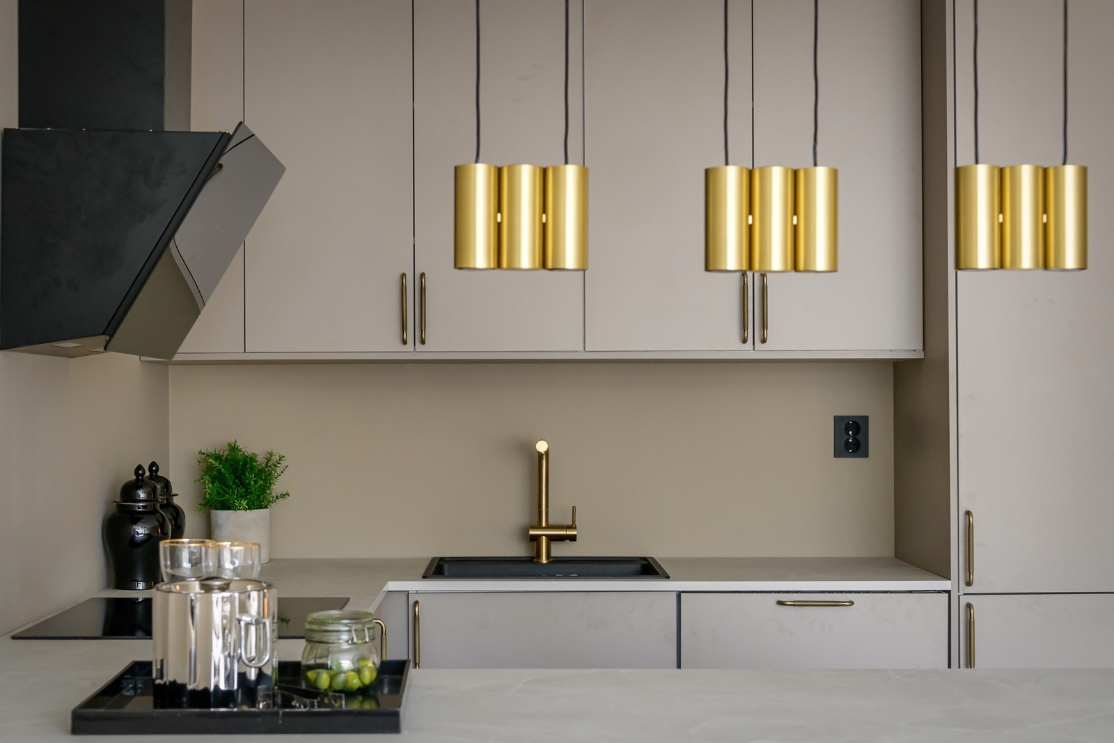 Innredningen er med beige fronter og benkeplate i laminat. Galleribilde