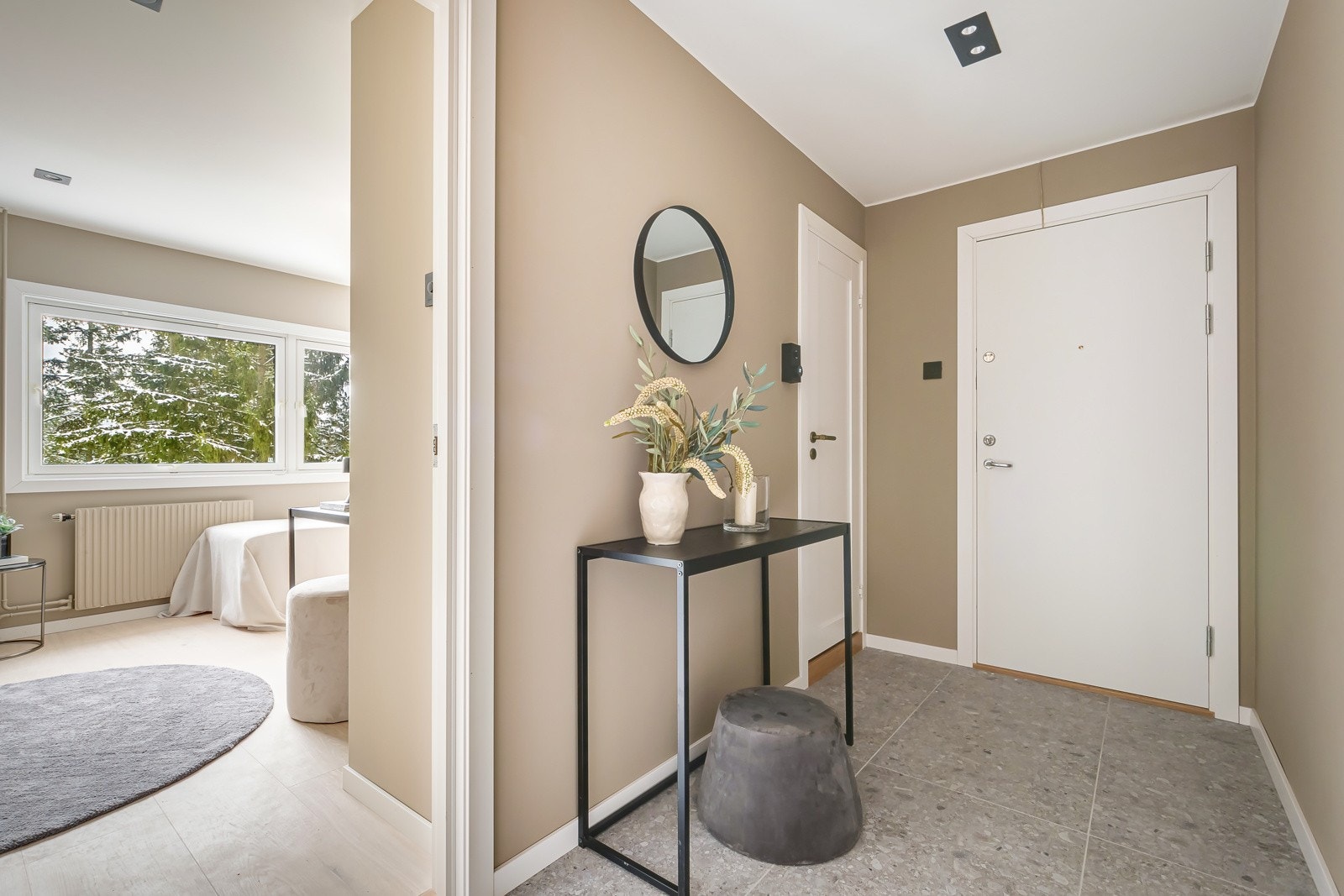 Når du kommer inn i boligen, er det første du møter en lys og romslig entré. Galleribilde