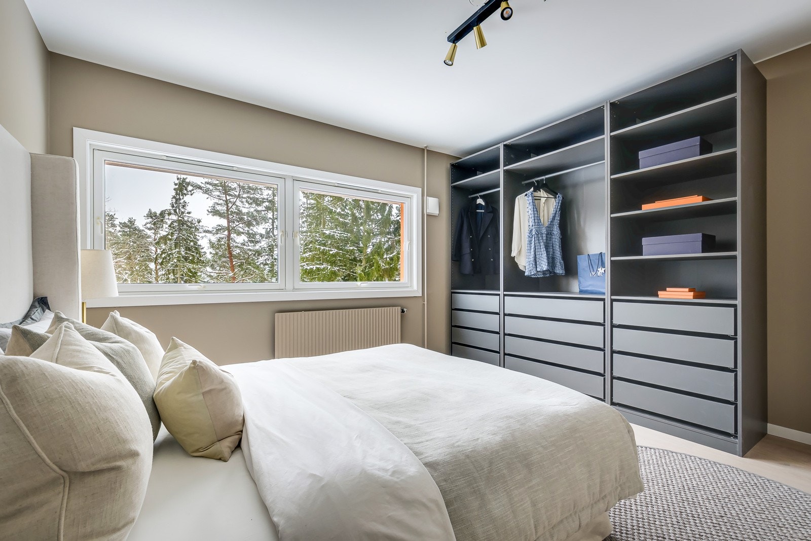 Garderobeskapet medfølger handelen. Galleribilde