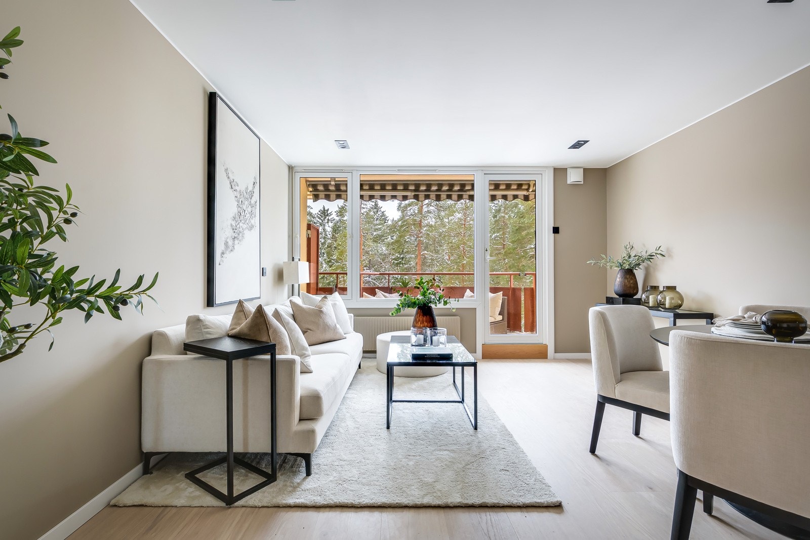 Stuen er pusset opp i 2023/2024 med nymalte overflater i et delikat fargevalg og på gulv er det lagt en-stavs parkett fra Bjelin. Galleribilde