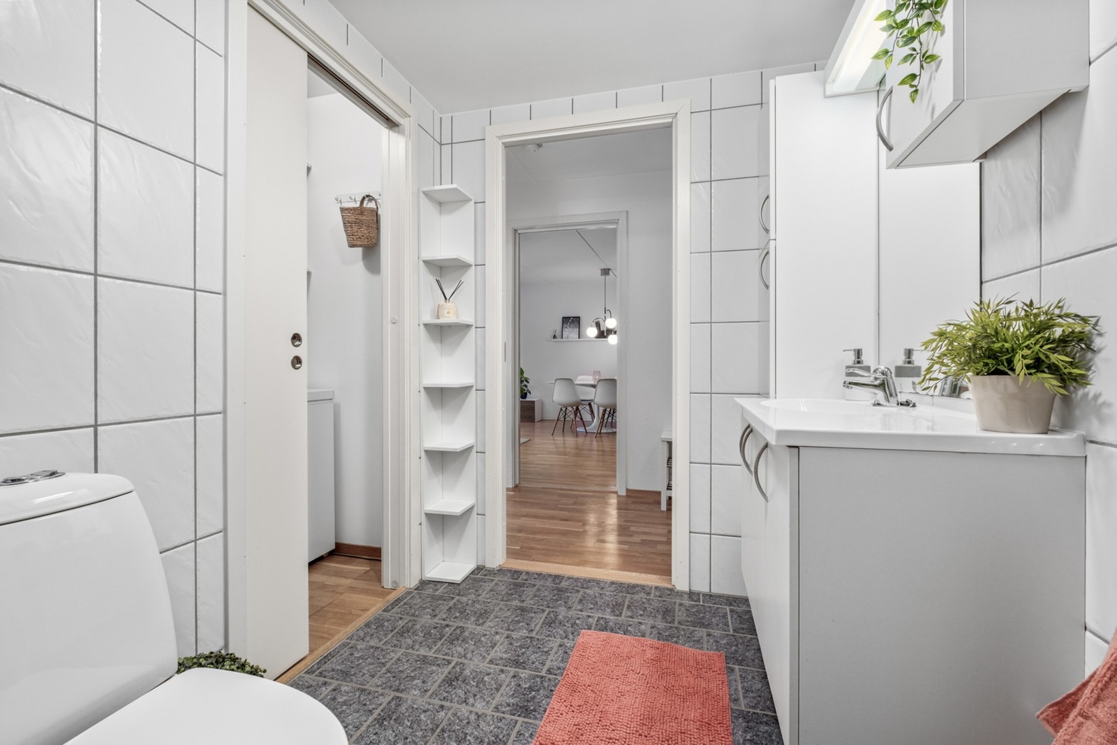 Badet er på ca. 5,6 m² med praktisk bod ved siden av Galleribilde