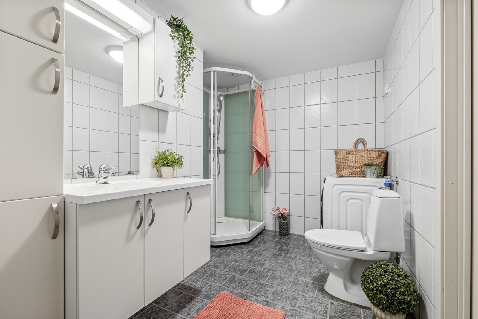 Badet er utstyrt med dusjkabinett og opplegg til vaskemaskin Galleribilde