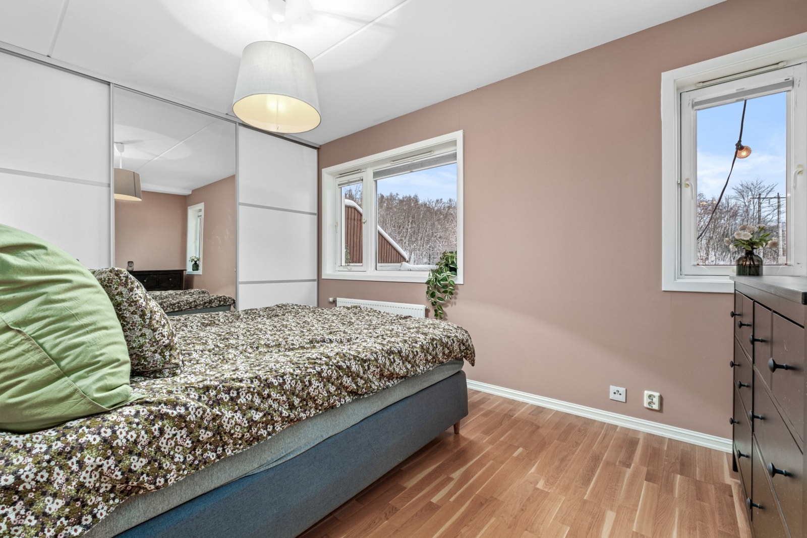 Flott hovedsoverom på ca. 13,6 m² malt i fine og lune farger Galleribilde
