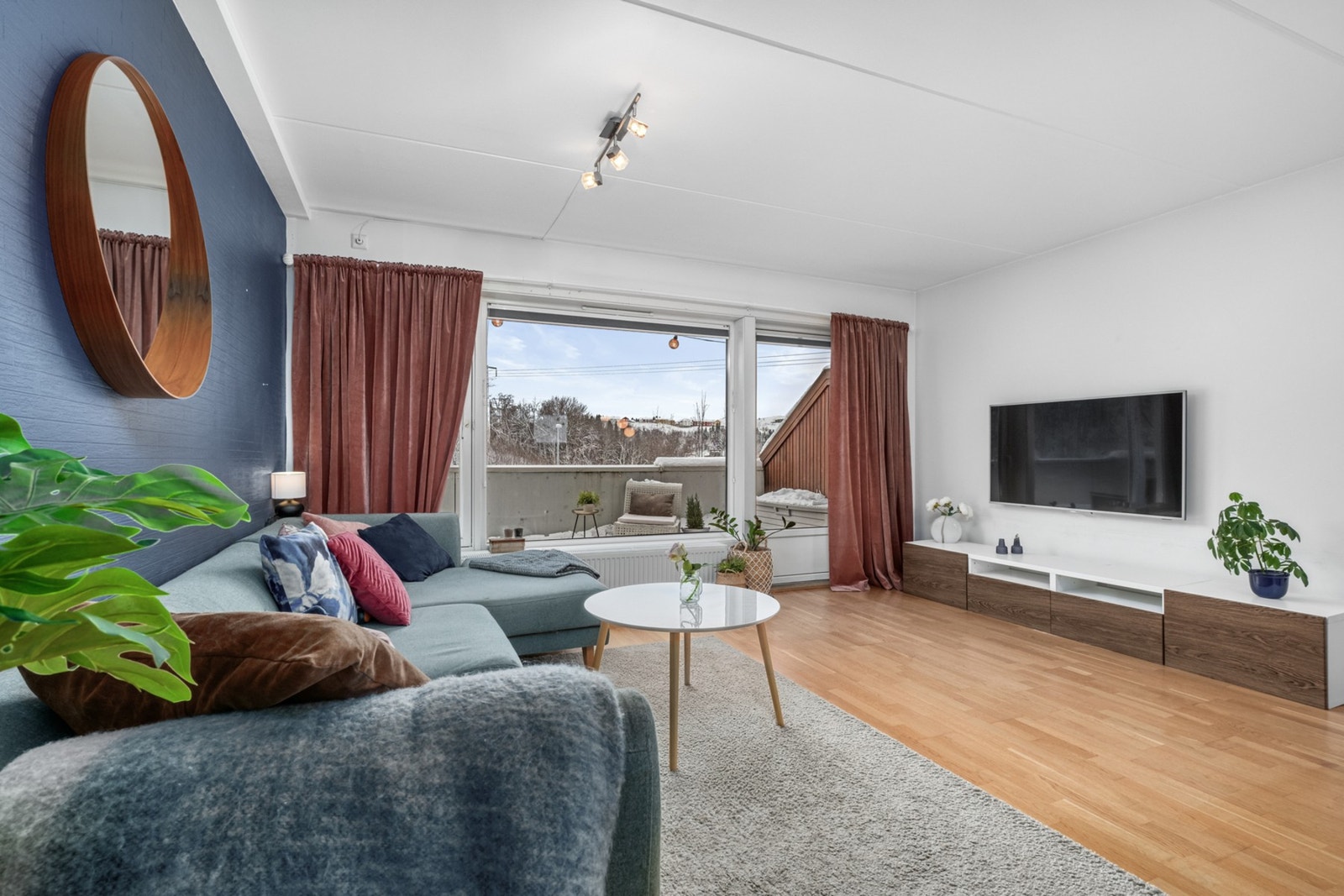 Store vindusflater gir godt med naturlig belysning i rommet Galleribilde