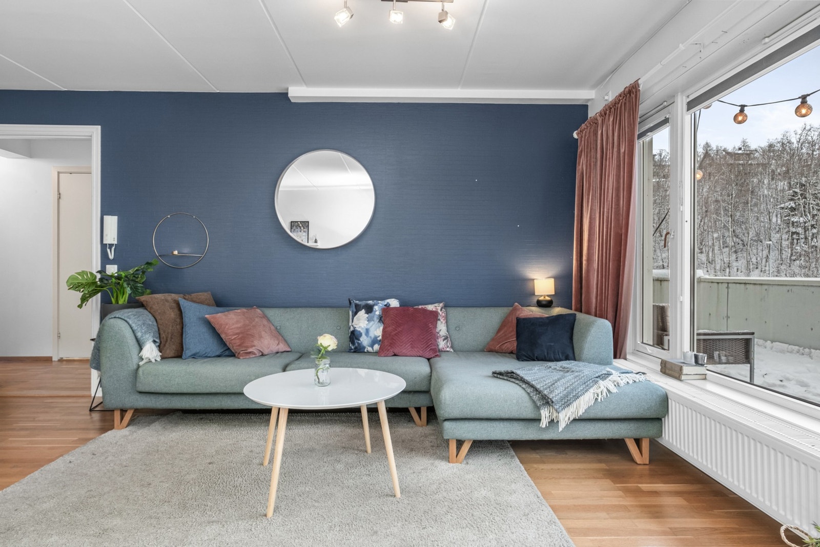 Stuen byr på flere møbleringsmuligheter Galleribilde