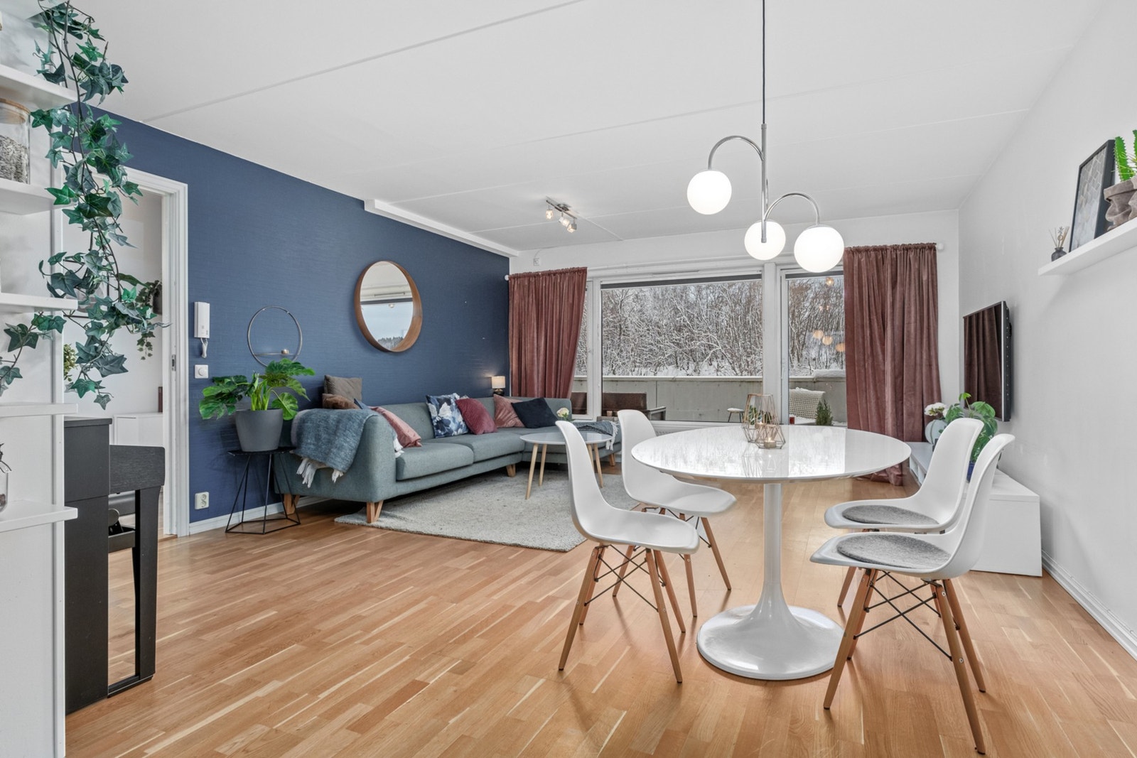 Stuen/kjøkken er av romslig størrelse med hele 33,9 m² Galleribilde