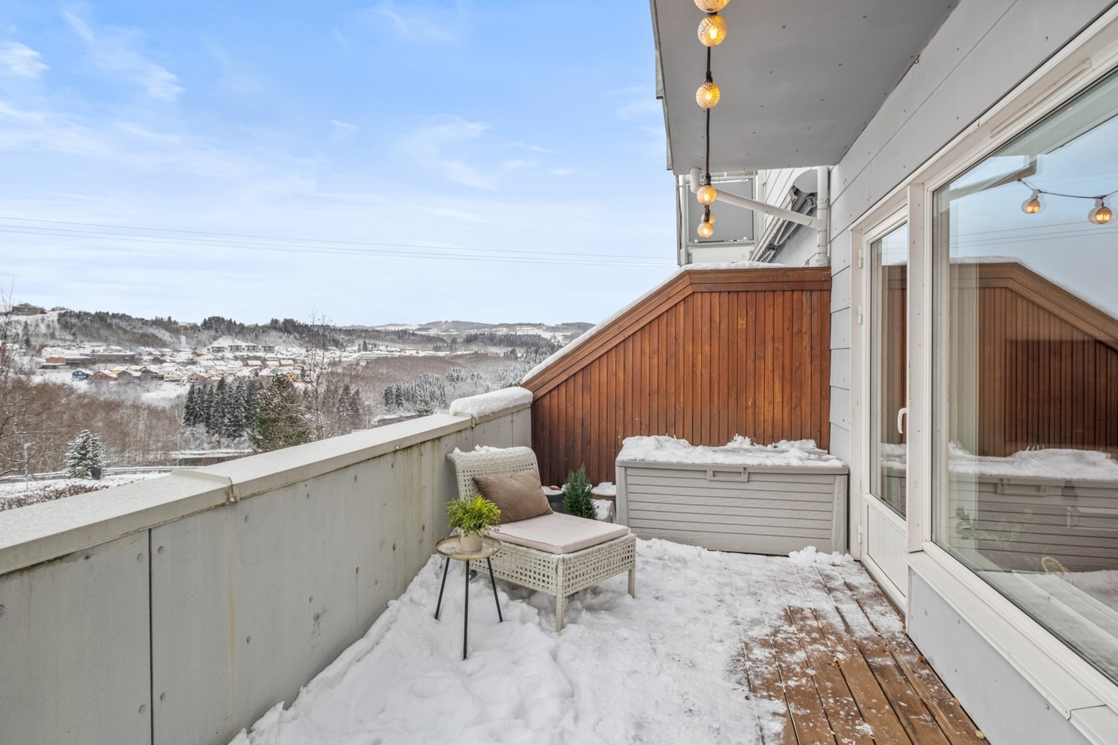 Stor sørvendt terrasse med gode solforhold Galleribilde