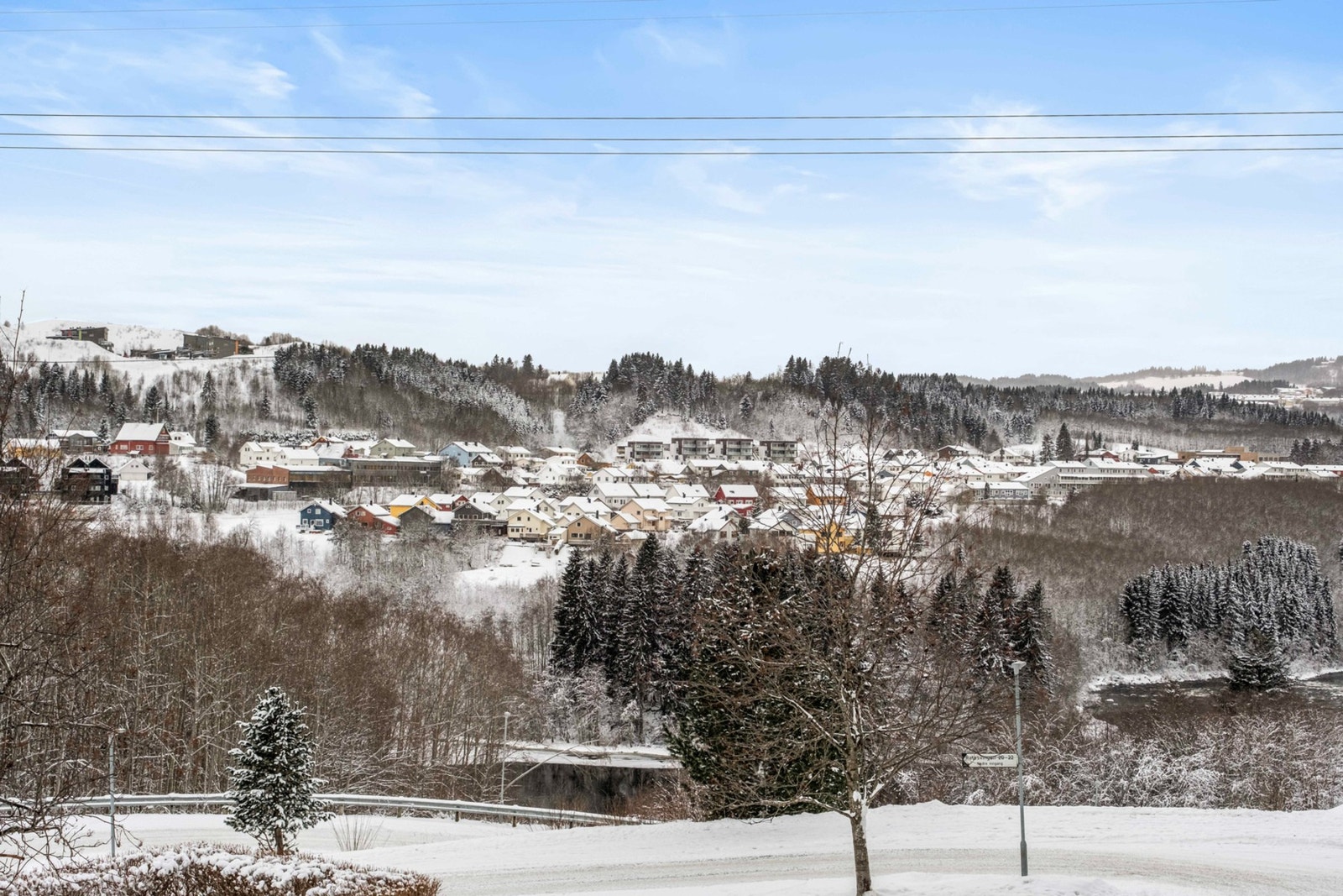 Fin utsikt over Leirfossen og over til Kroppanmarka. Flere fine turstier like ved boligen Galleribilde