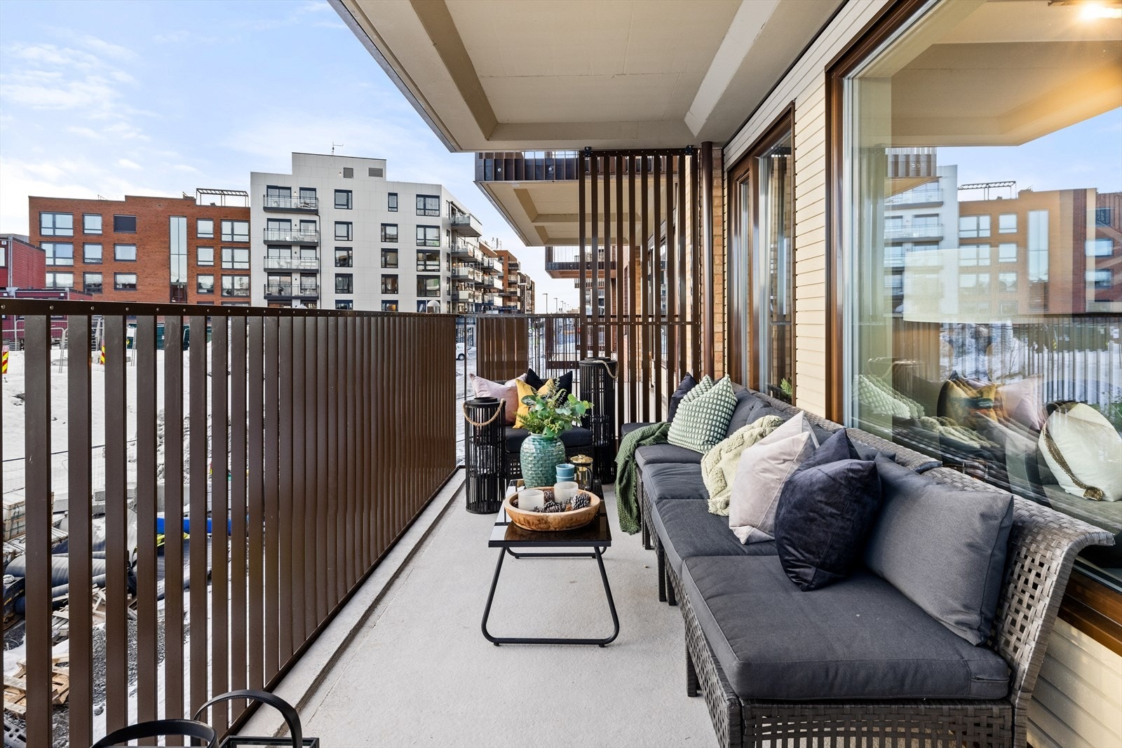 Leiligheten byr på en svært romslig balkong på ca. 12 m². Her er det godt med plass til sofa og flere gjester på besøk. Galleribilde