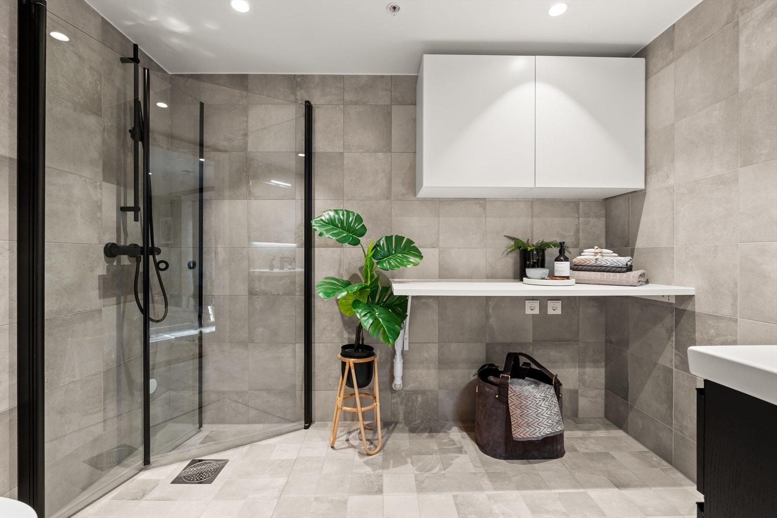 Leiligheten har et delikat og romslig flislagt baderom med gulvvarme og innfelt downlights i himling. Det er tilvalg på fliser og innredning. Galleribilde