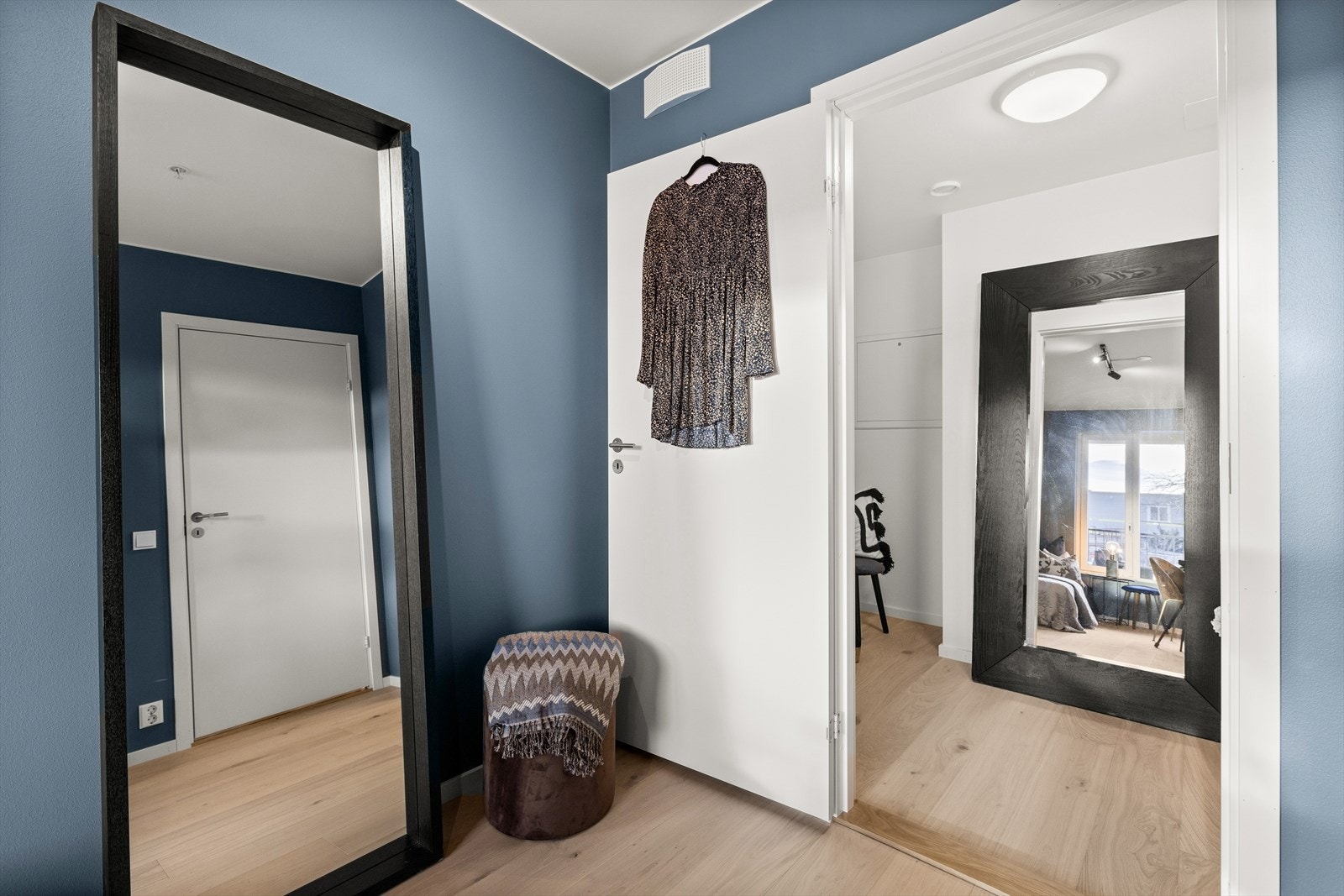 Fra soverom 3 sett mot boden/walk-in-closet. Boden egner seg også til å bygges om til et separat toalettrom, evt et baderom. Galleribilde