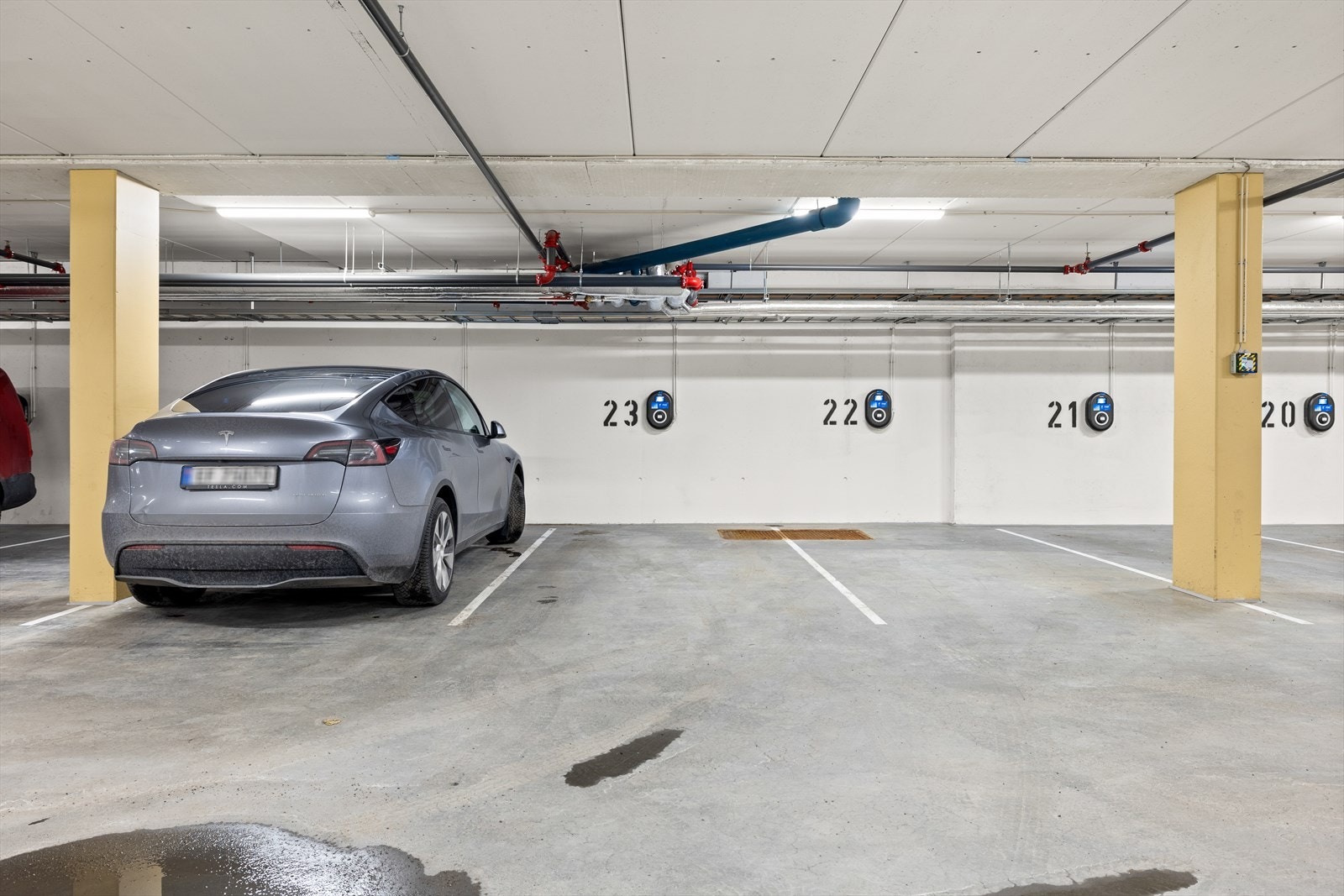 Garasjeplass nr 24 i kjeller med heisadkomst og elbillader medfølger i handelen. Det er også mulighet for å komme med bud uten garasjeplassen. Galleribilde