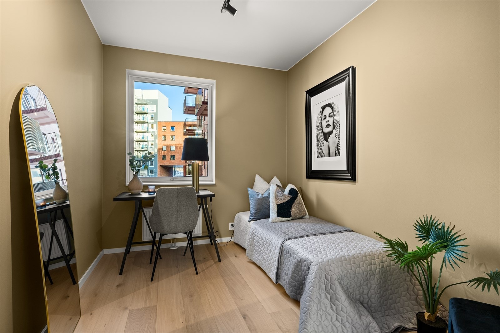 Soverom 2 er også av fin størrelse og har plass til skrivepult og garderobe. Galleribilde