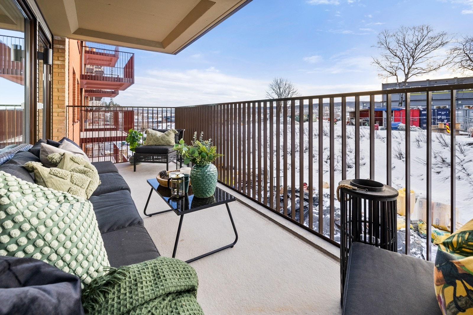 Den store, fine balkongen på ca. 12 kvm har godt med sol på dagtid. En god og fin forlengelse av stua sommerstid. Galleribilde