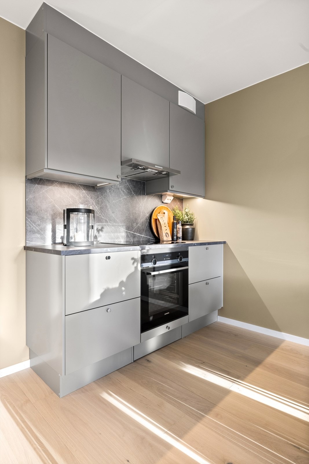 Med denne ekstra kjøkkendelen blir kjøkkenet romslig og flott. Galleribilde