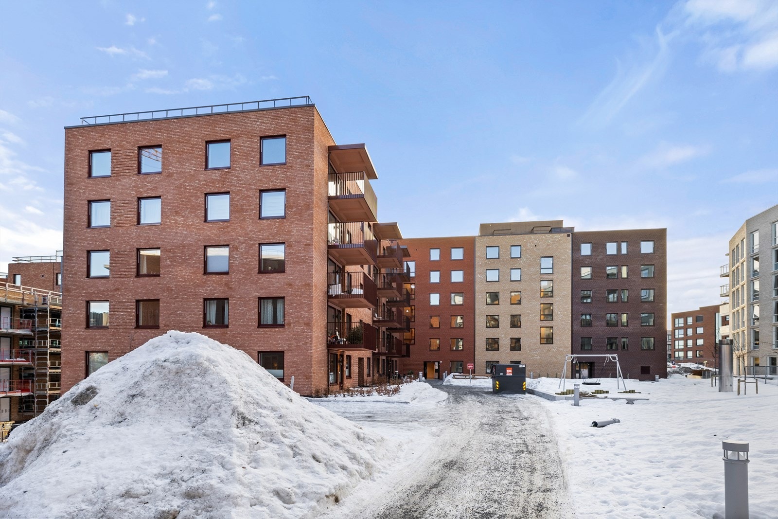 Sameiet Passasjen Vollebekk består av 241 boligseksjoner og 3 næringsseksjoner. Her bor du svært godt med nærmest alt du trenger rett utenfor døra, med bl.a 4 min. til t-bane. Galleribilde