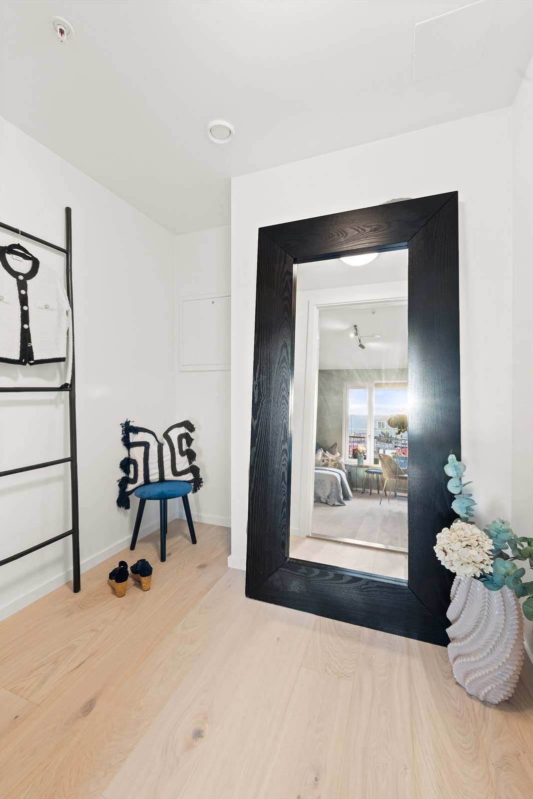 Boden i tilknytning til soverommet er på ca. 4 kvm. Perfekt å lage et separat toalett (evt baderom). Badet ligger vegg i vegg til boden/walk-in-closet. Galleribilde