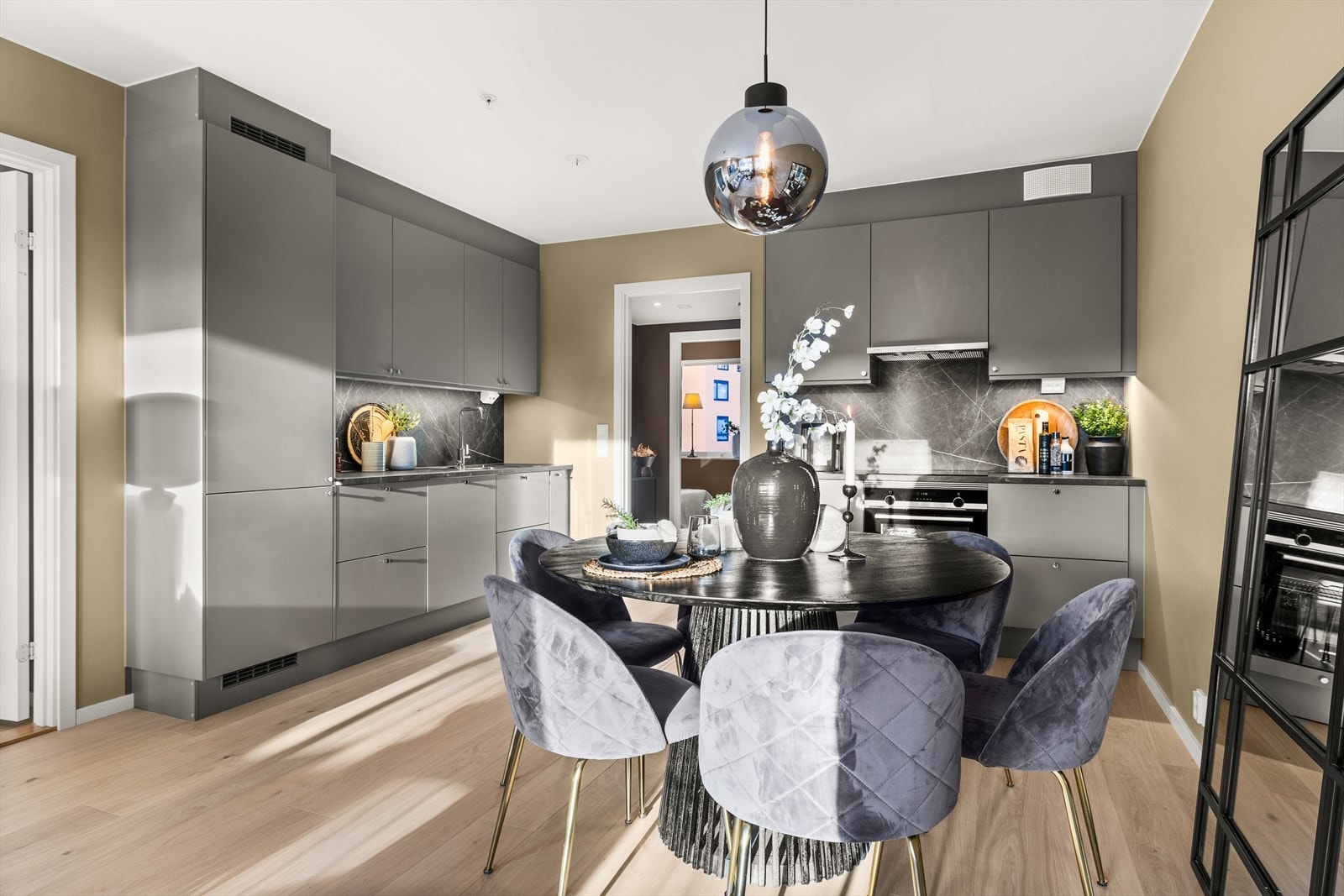 Moderne og flott kjøkken fra Marbodal med god skap- og benkeplass. Kjøkkenet er ikke tatt i bruk og har bl.a helt nye ubrukte integrerte hvitevarer. Galleribilde