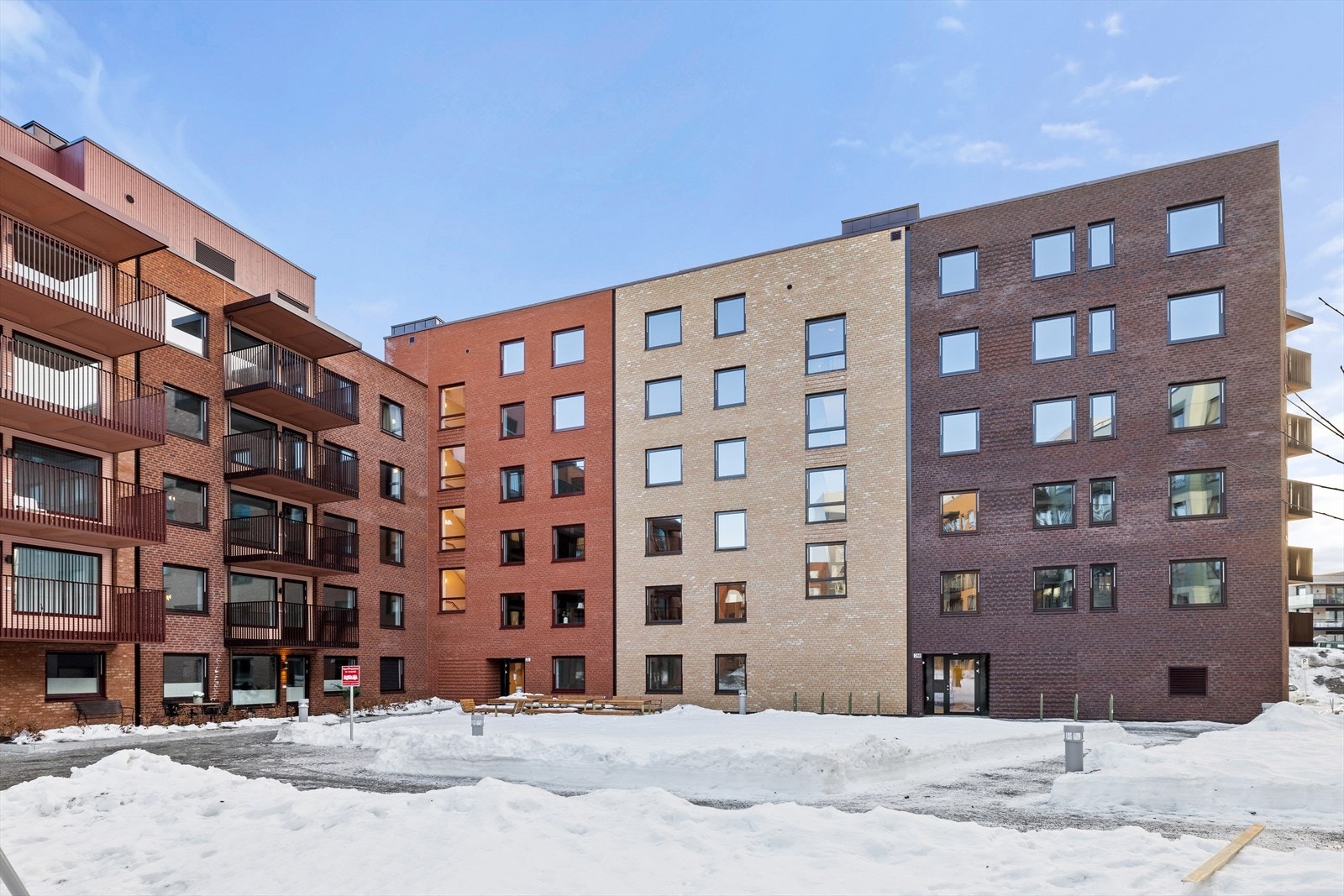 Leiligheten befinner seg i byggets 3. etasje og ligger stille og rolig til. (Sett utenfra er det 2.etg). Galleribilde