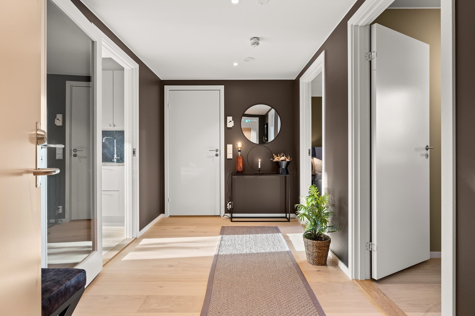 En romslig, lekker og flott entrè. Til venstre i entrèen er det plass til å sette opp et romslig garderobeskap. Galleribilde