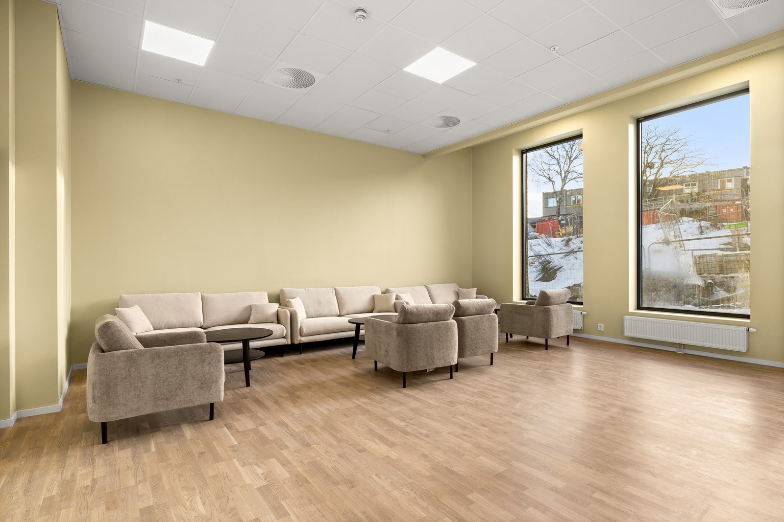 Utleielokalet er bl.a innredet med en stor sofagruppe - perfekt å ha mulighet for å leie et slik lokale i sameiet. Galleribilde